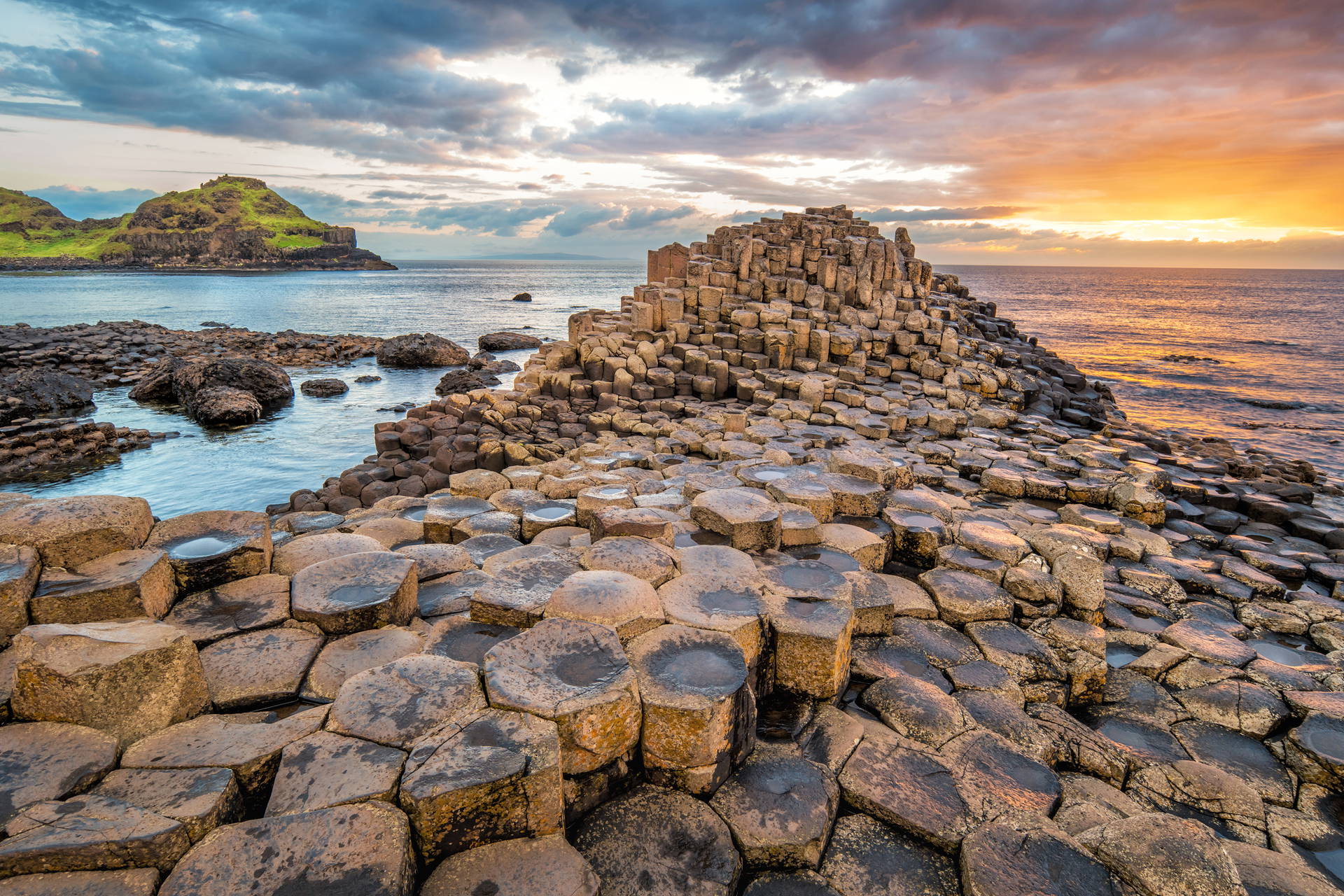 Giant's Causeway, formacja bazaltowych kolumn w Irlandii Północnej.
