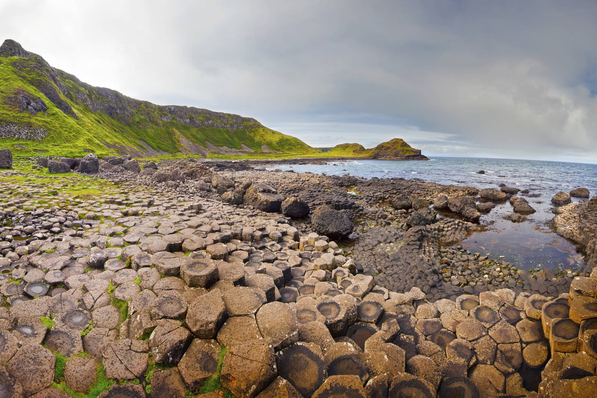 Giant's Causeway w Irlandii Północnej. Formacja bazaltowych kolumn.
