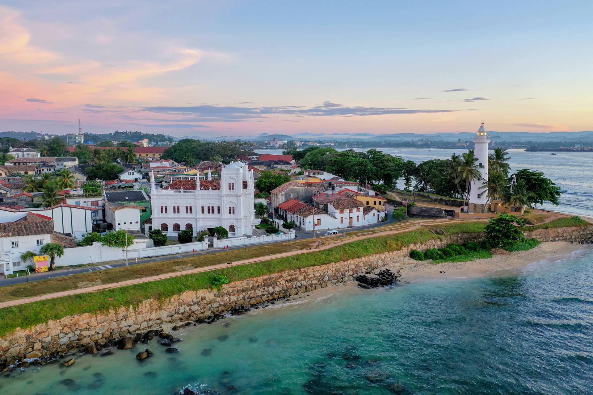 Galle Fort na Sri Lance o świcie z lotu ptaka.