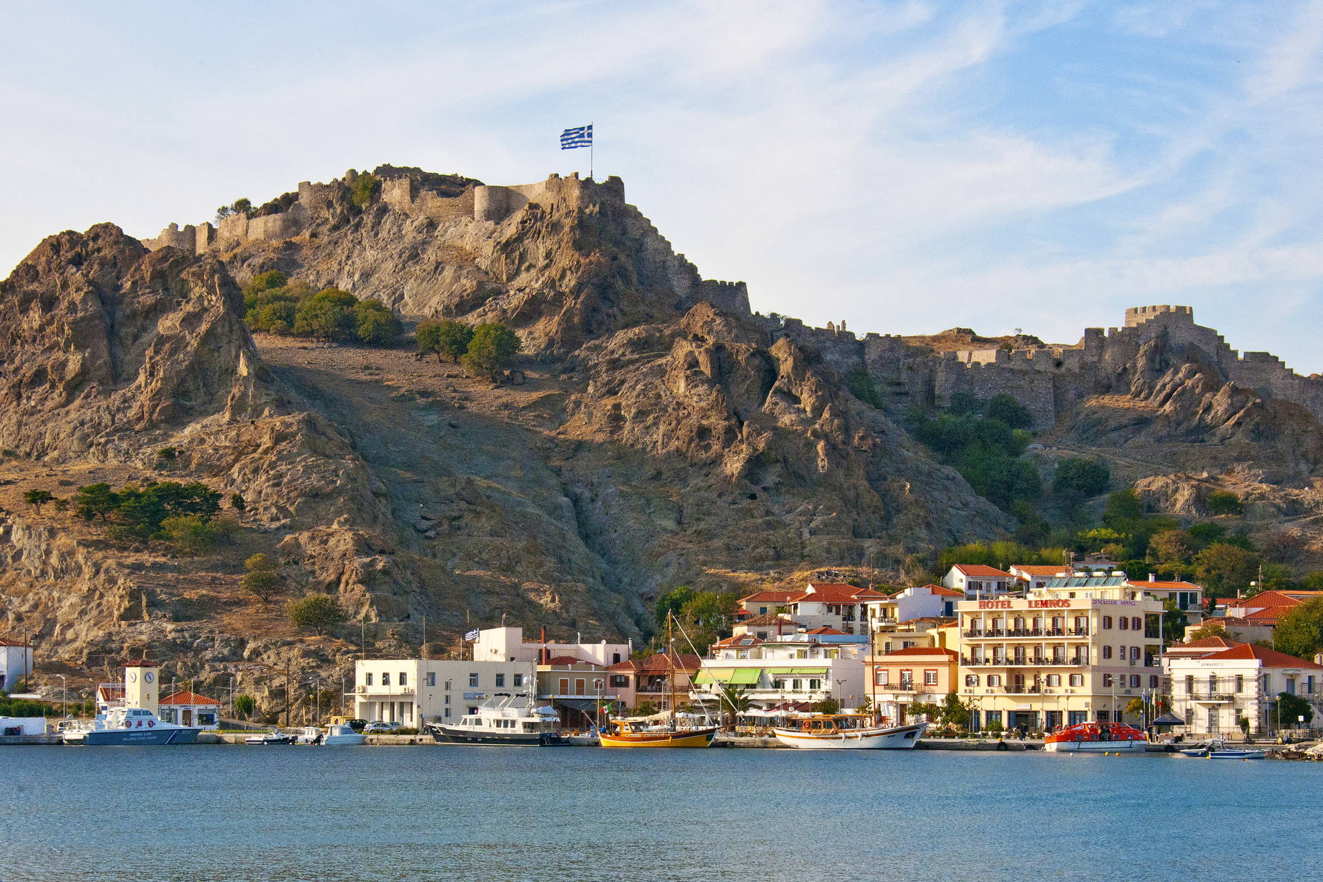 Panorama miasta Myrina na wyspie Limnos z zamkiem w tle.
