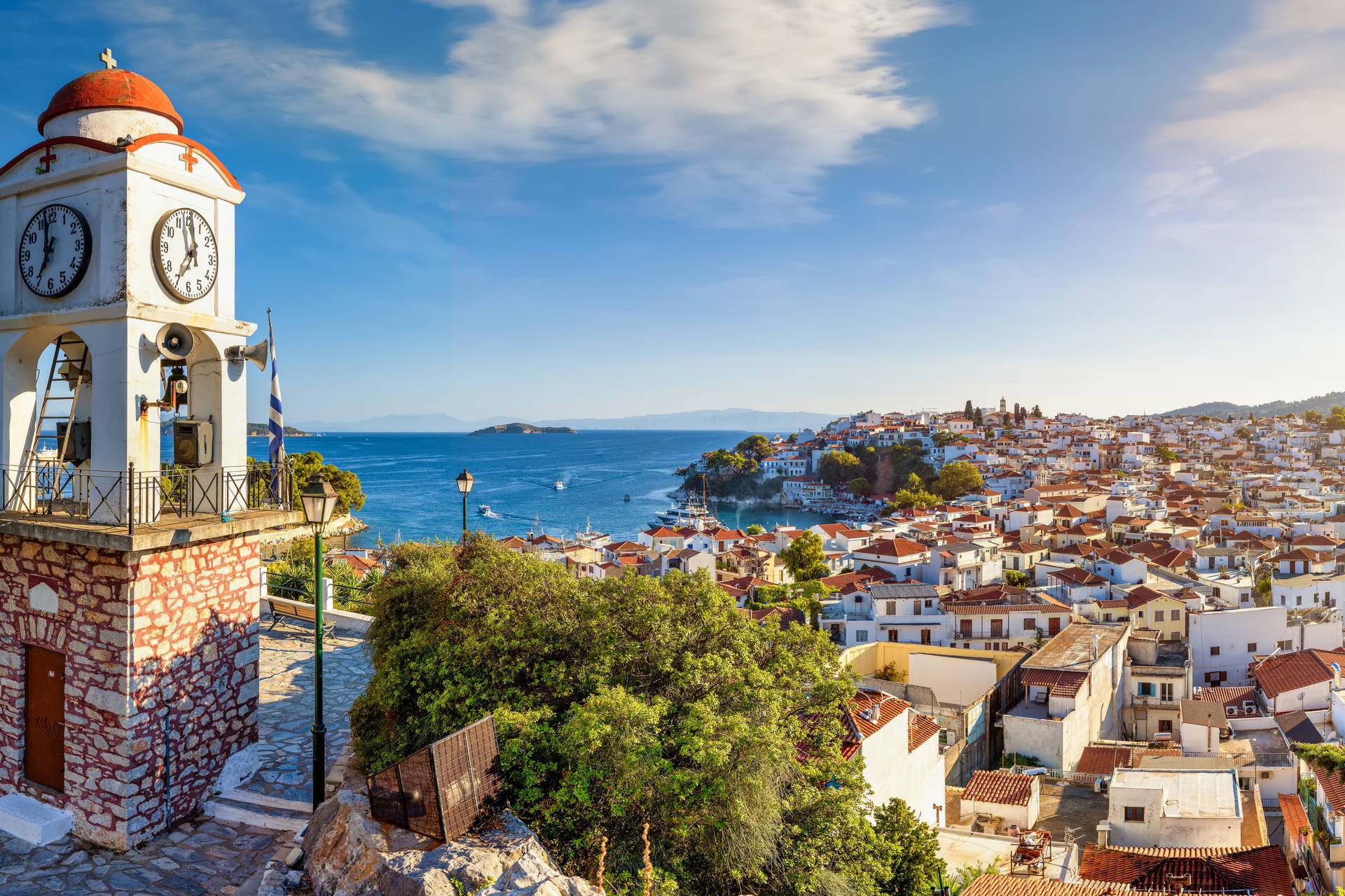 Widok na miasto Skiathos z wieżą zegarową w tle.