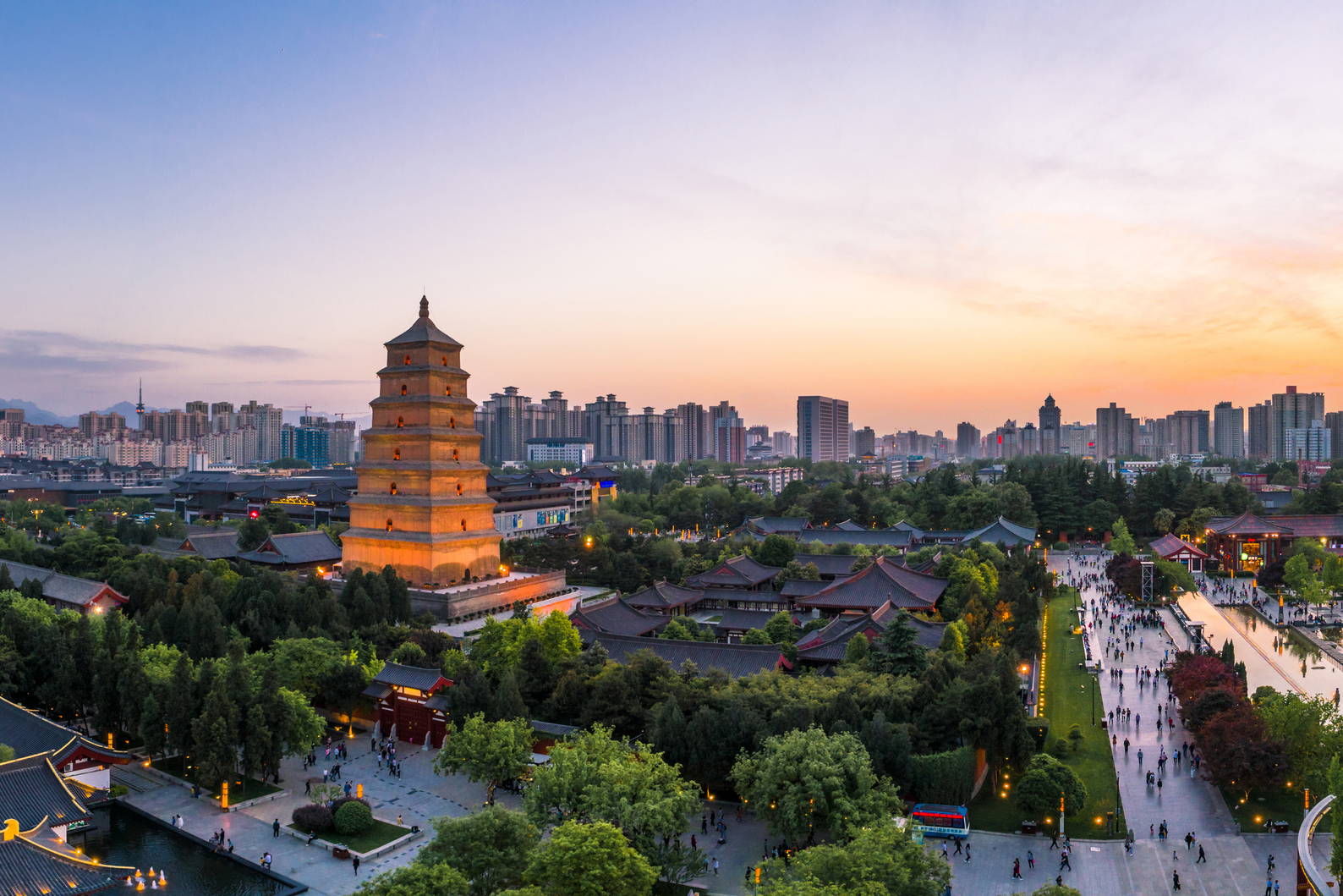Panorama Xi'an z Wielką Pagodą Dzikich Gęsi o zmierzchu.