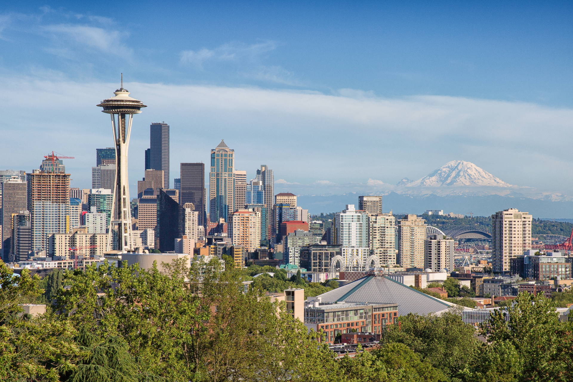 Seattle z wieżą Space Needle i górą Rainier w tle.