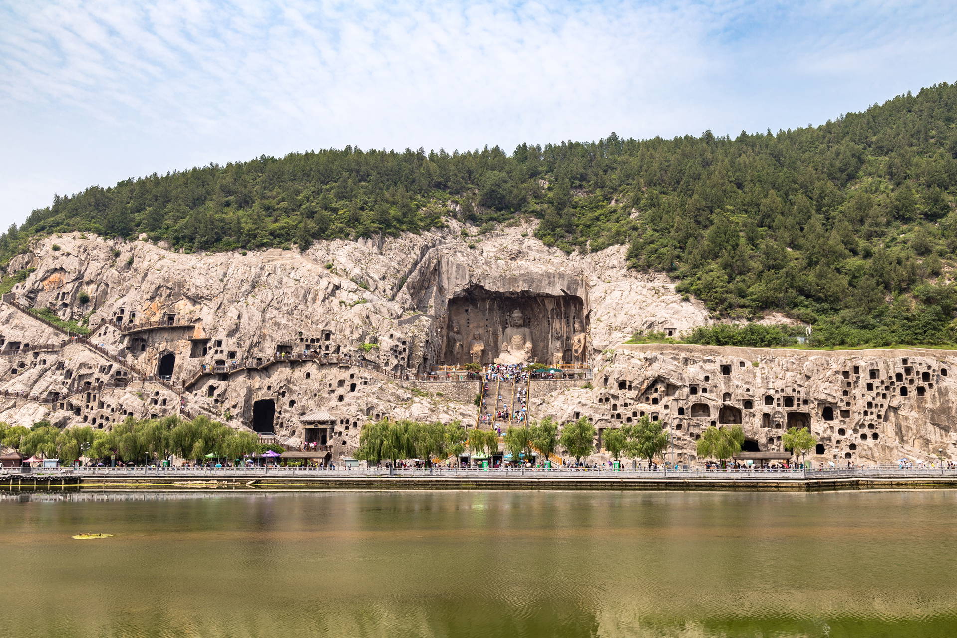 Longmen Grottoes to zespół buddyjskich rzeźb w jaskiniach.