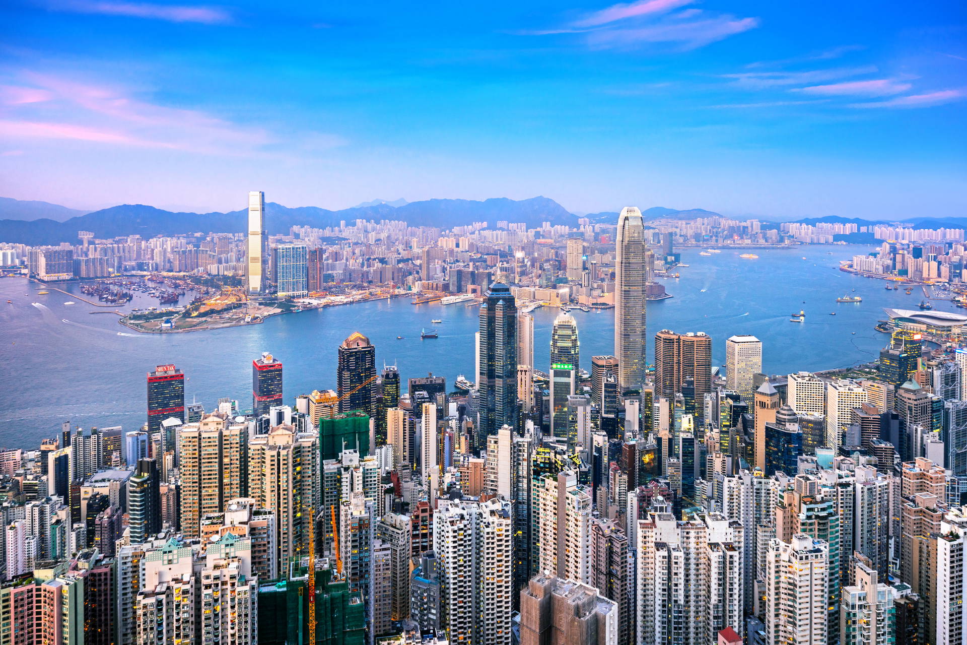 Panorama Hongkongu z wieżowcami i zatoką.