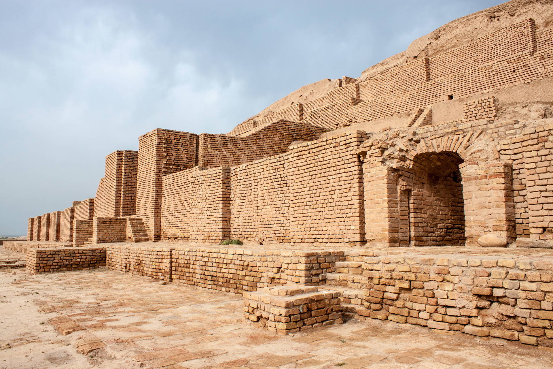 Ruiny starożytnego zigguratu w Dur-Untasz.