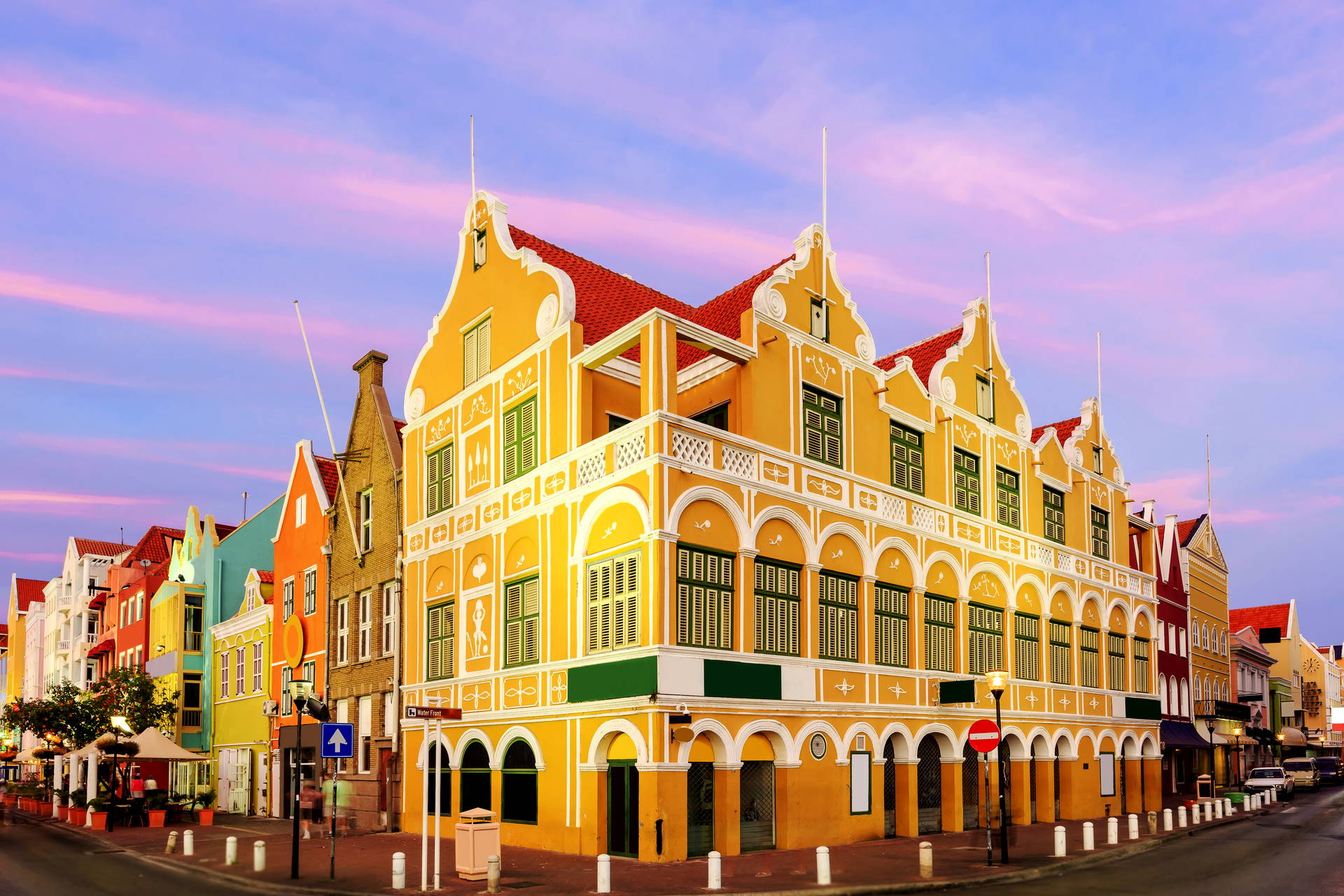 Kolorowe budynki w Willemstad na Curaçao.