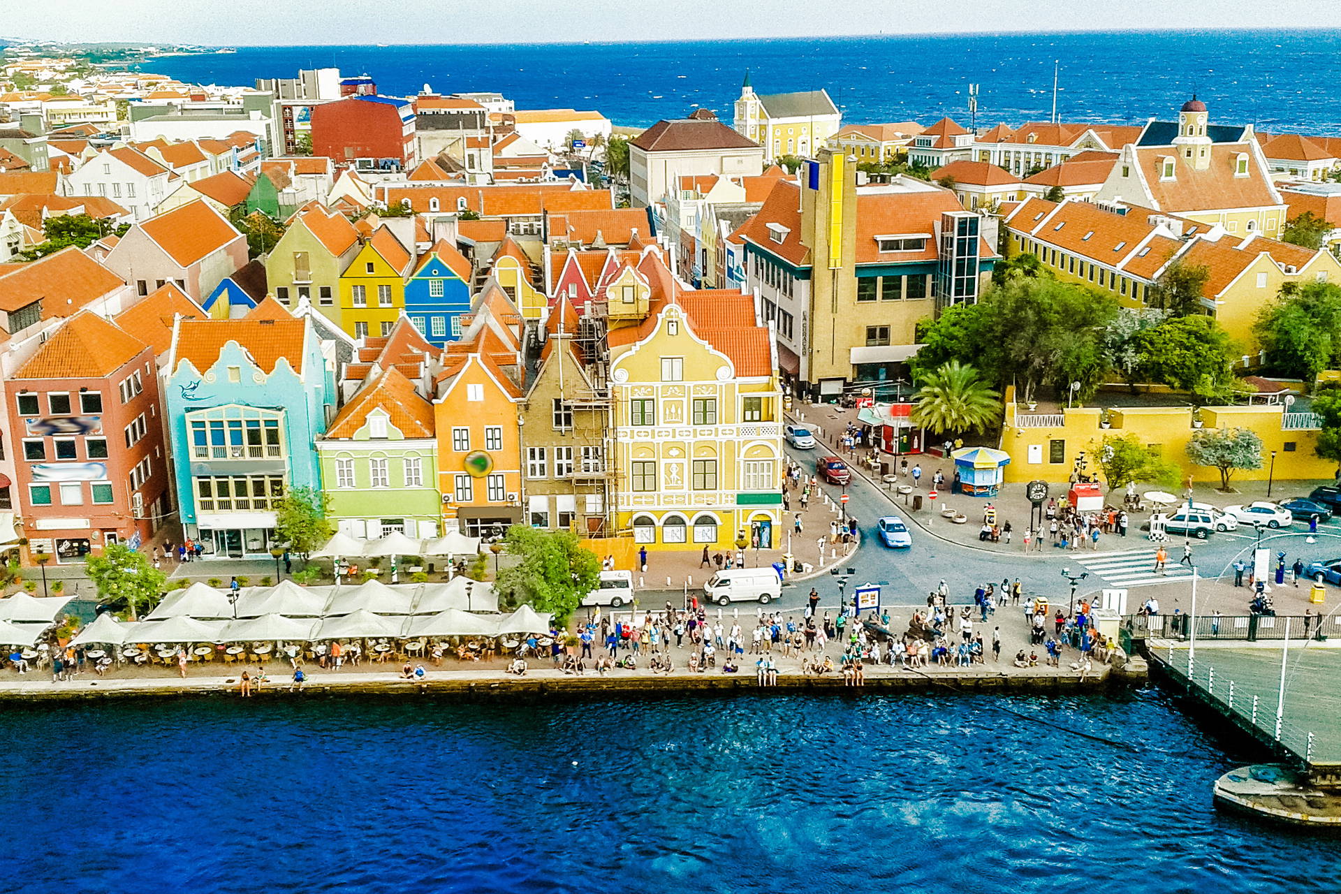 Panorama Willemstad z kolorowymi budynkami nad morzem.