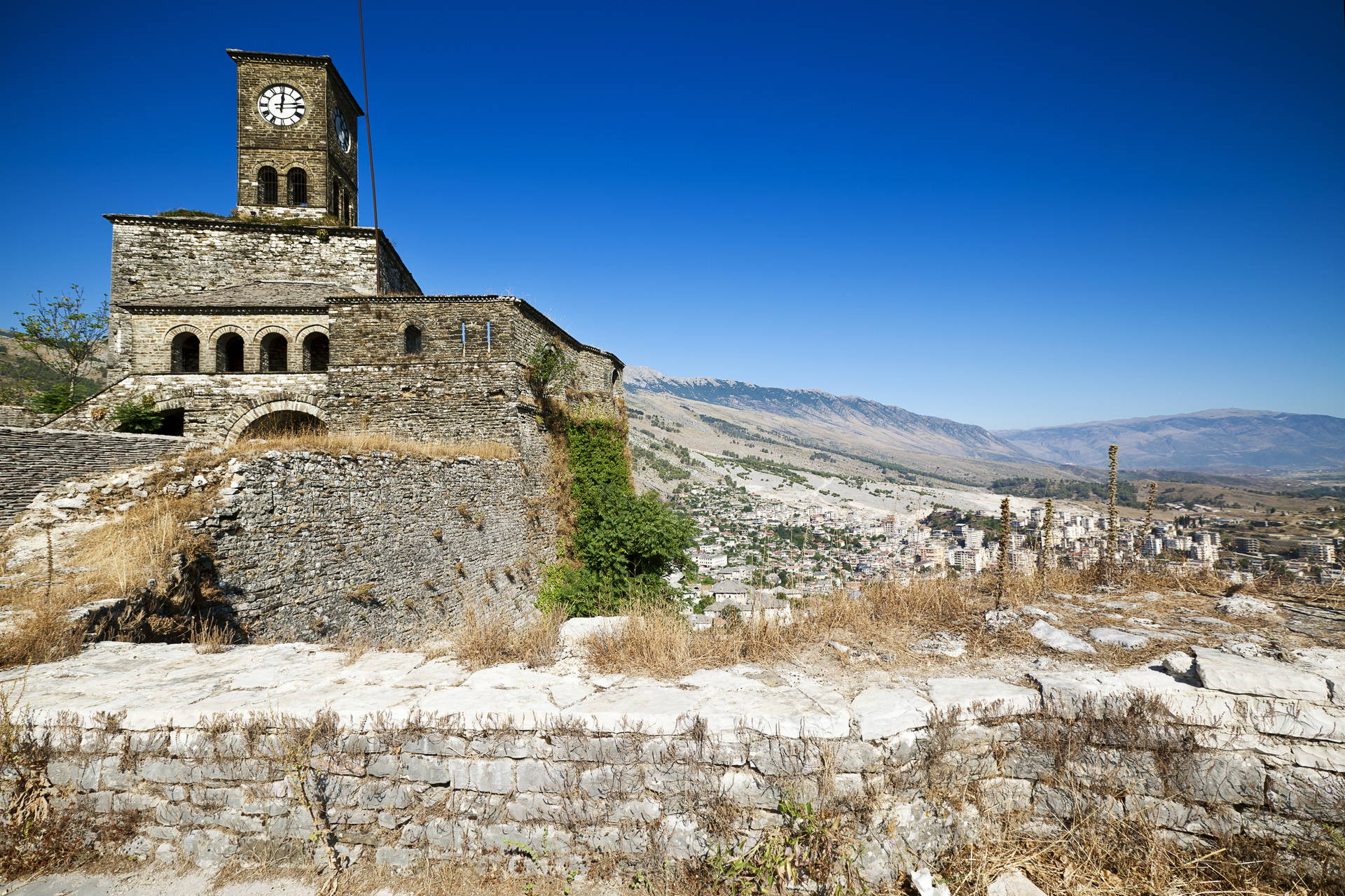Widok na Gjirokastrę z cytadeli w Albanii.