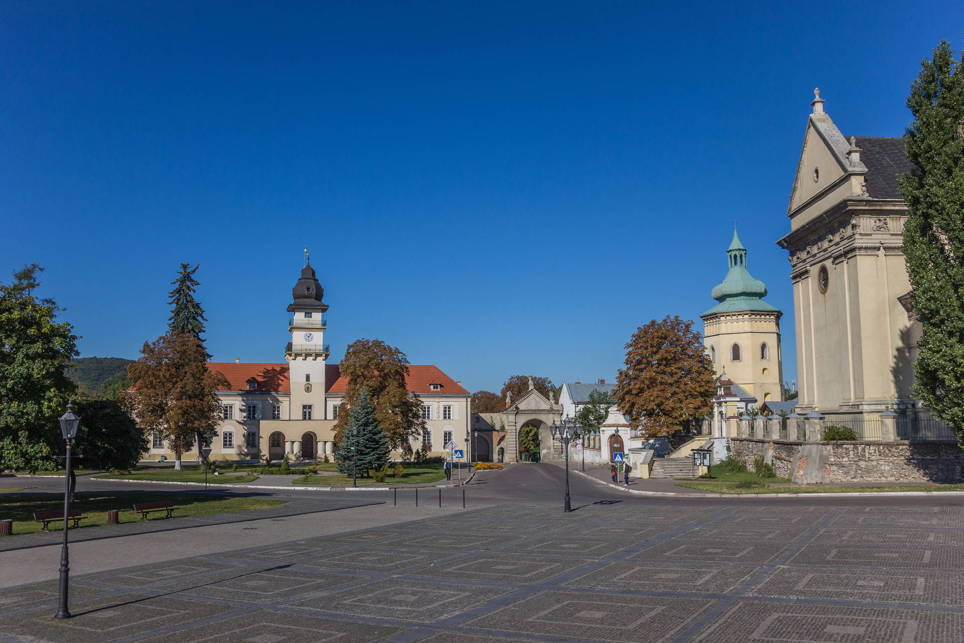 Rynek w Żółkwi z Ratuszem, bramą miejską i kościołem.