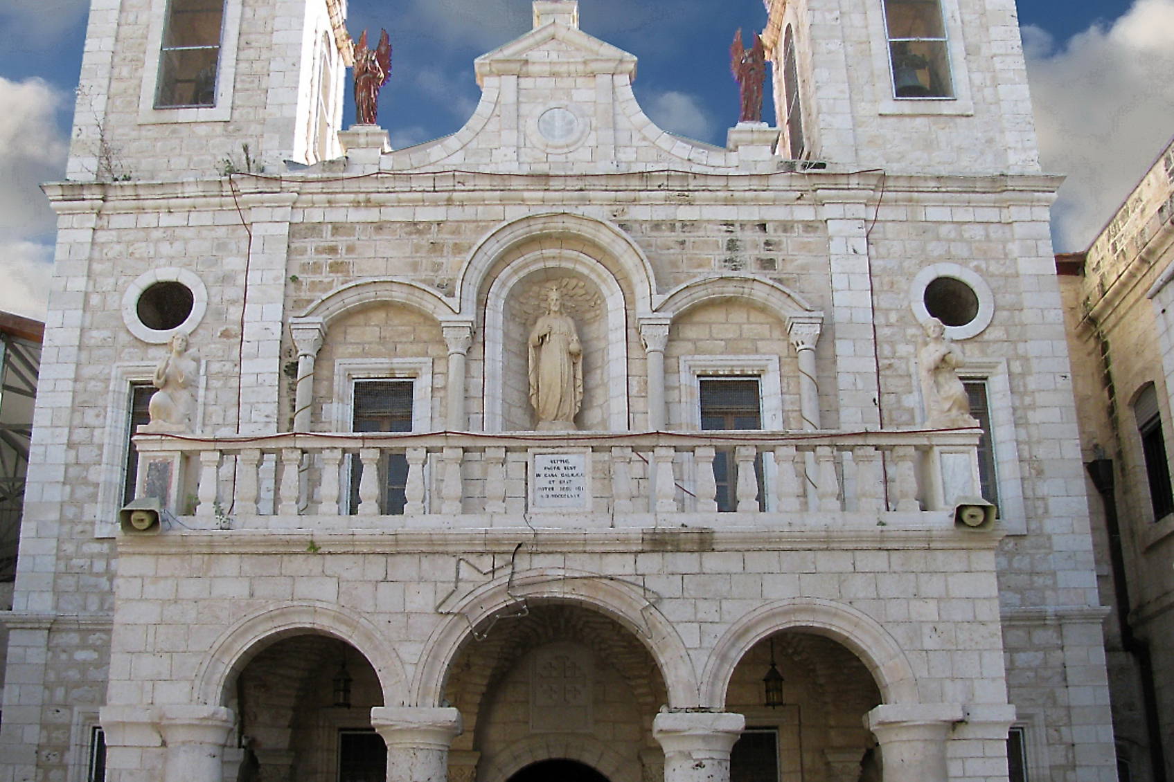 Fasada Bazyliki Zwiastowania w Nazarecie z łukami i figurami.