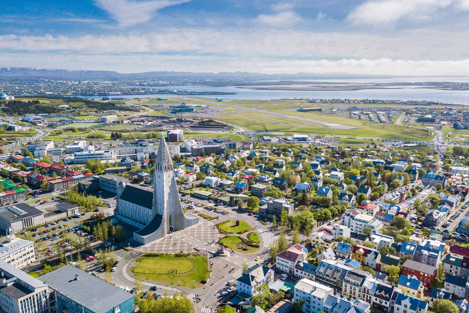 Widok z lotu ptaka na Reykjavik i kościół Hallgrímskirkja.