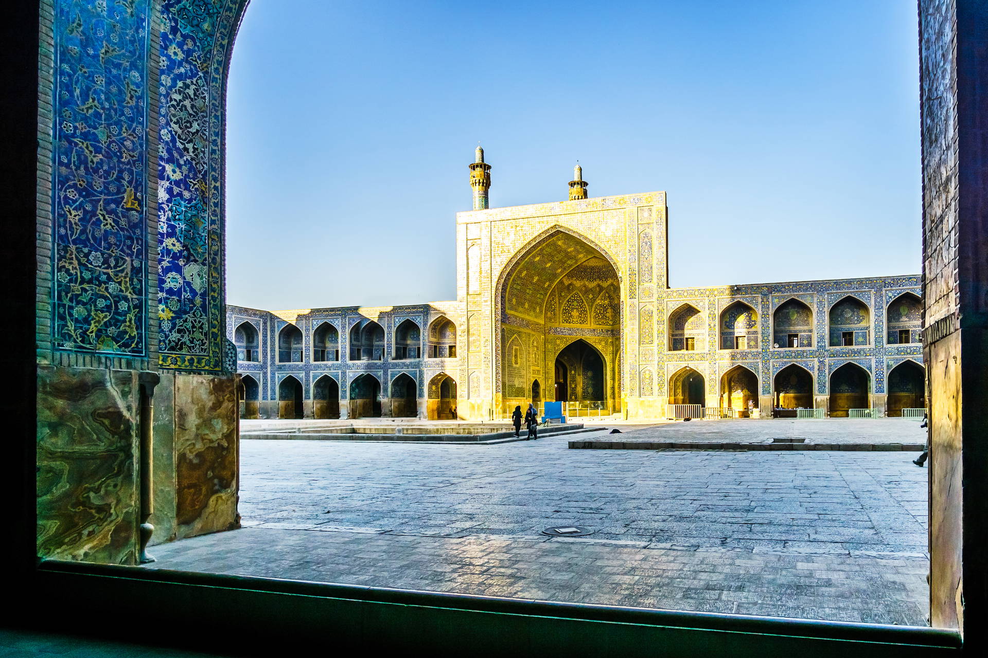 Plac meczetu Shah w Isfahanie, Iran. Widoczne detale architektoniczne.