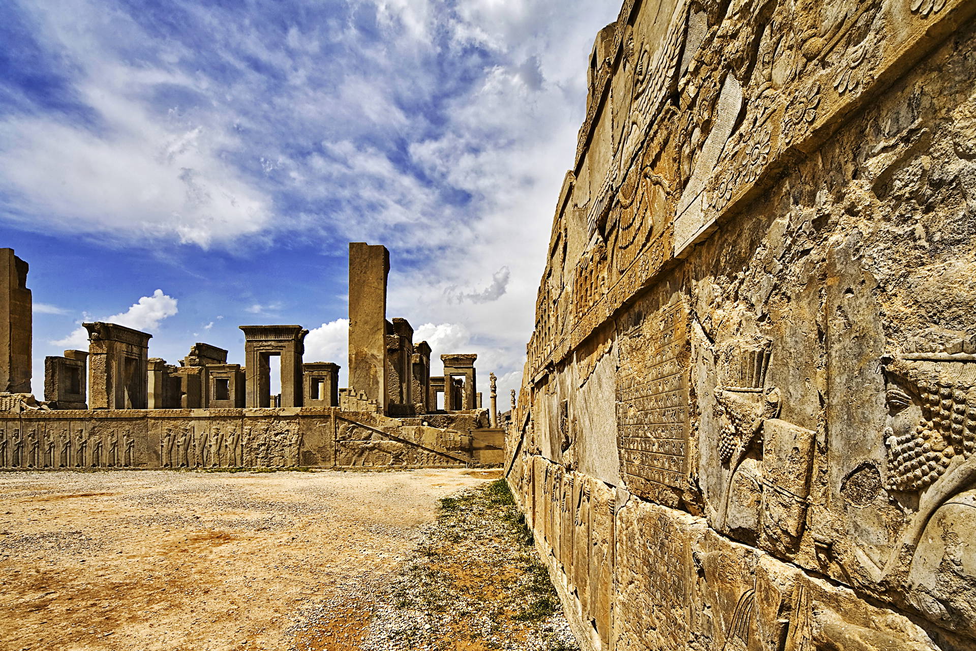 Persepolis: Ruiny starożytnego miasta.