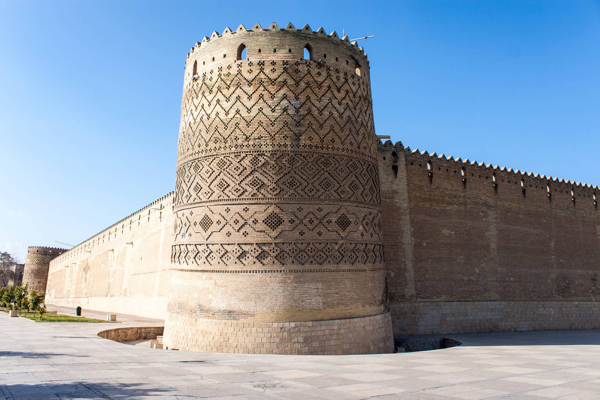 Ceglana cytadela Karim Khan z wieżą w Shirazie, Iran.