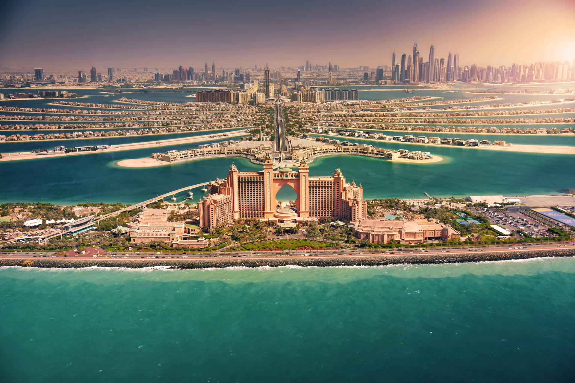 Hotel Atlantis The Palm w Dubaju z lotu ptaka.