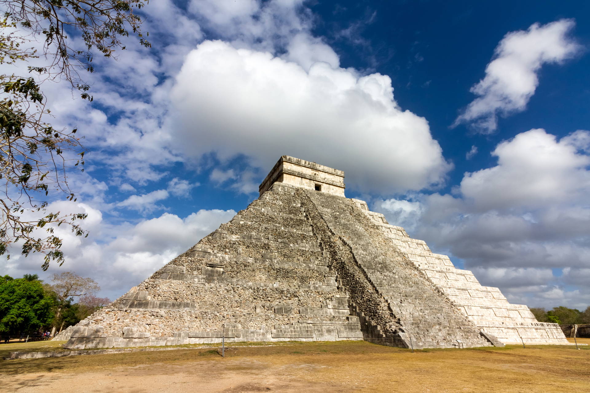 Piramida Kukulkana w Chichén Itzá na tle nieba.