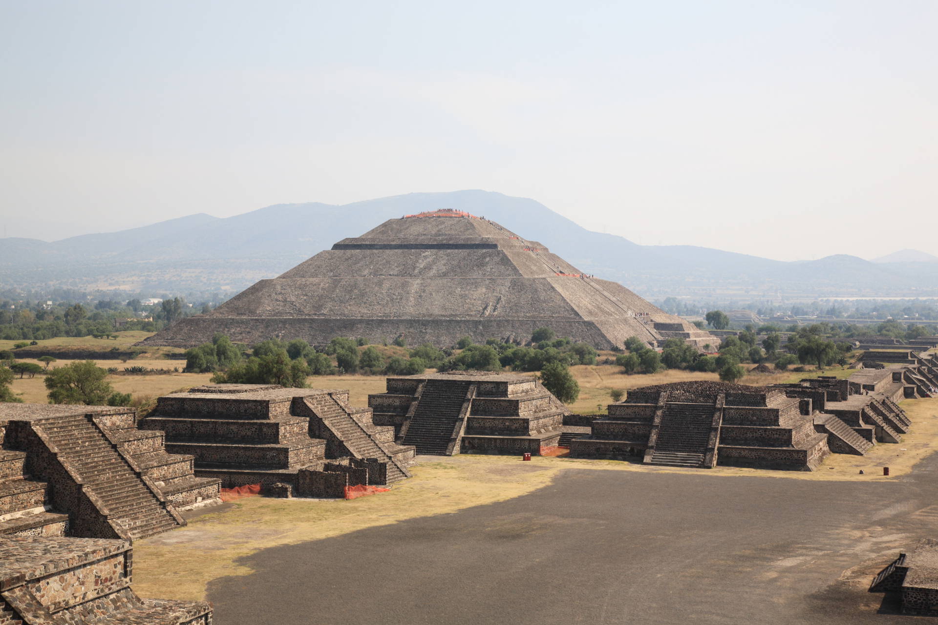 Teotihuacan: Piramida Słońca i mniejsze piramidy w tle.