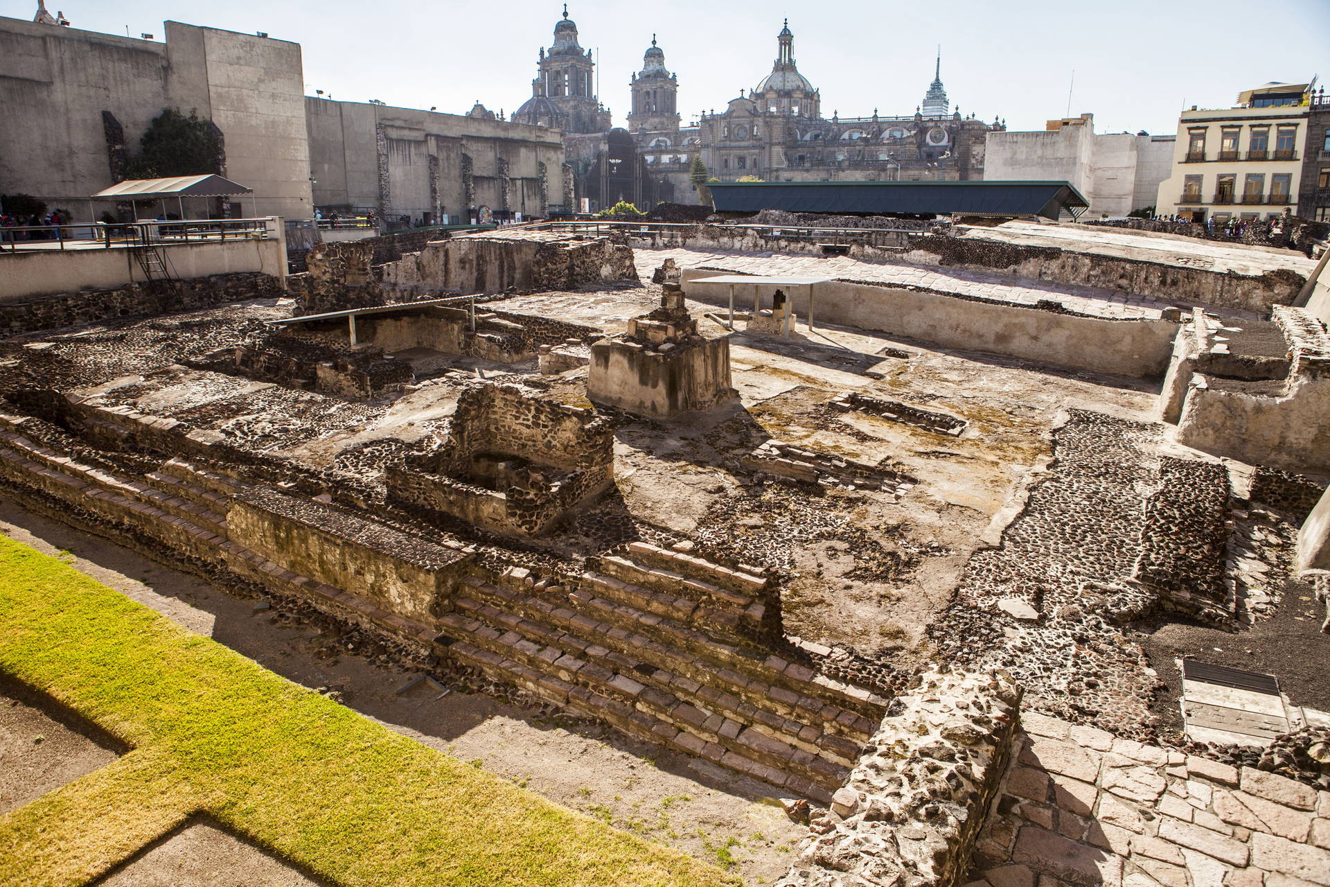 Ruiny Templo Mayor w Meksyku na tle katedry.