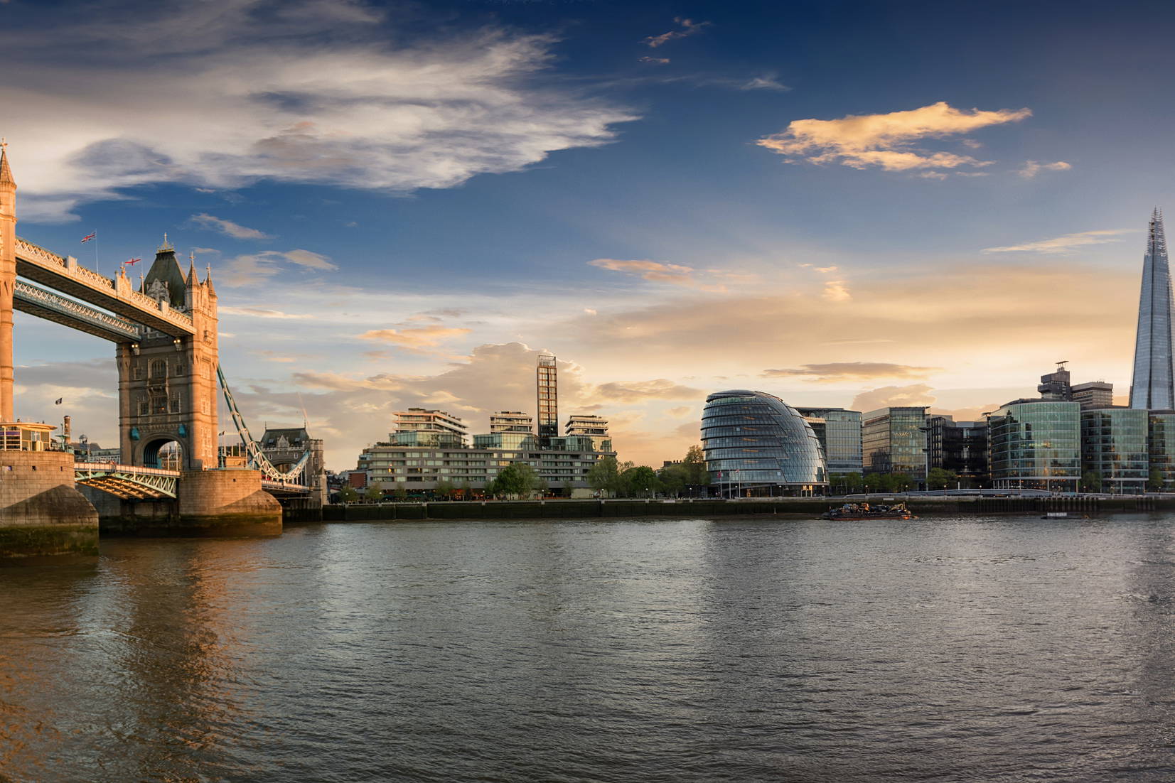 Panorama Londynu z Tower Bridge i Shard na horyzoncie.