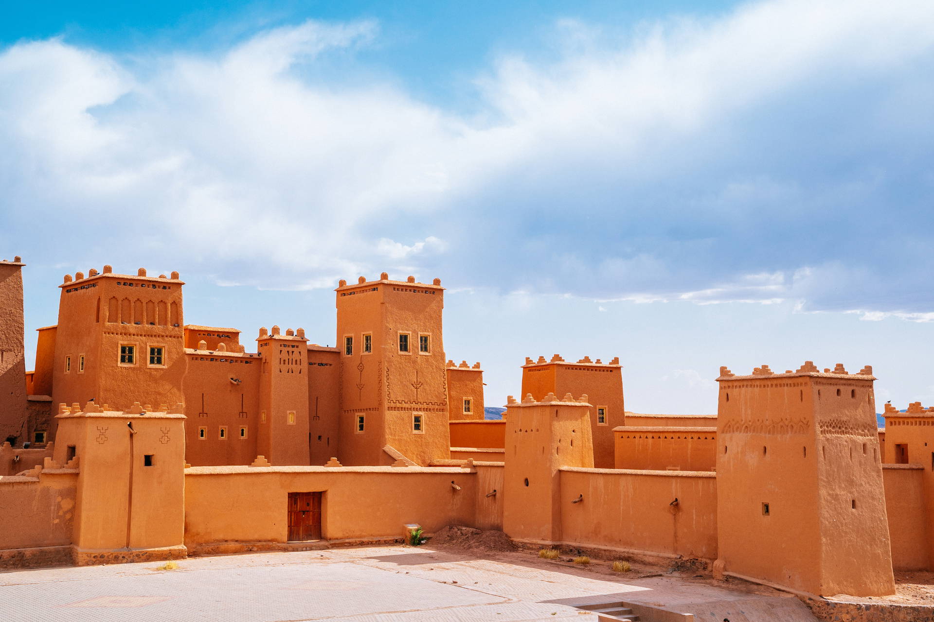 Zespół glinianych budynków Kasbah Ait Benhaddou w Maroku.