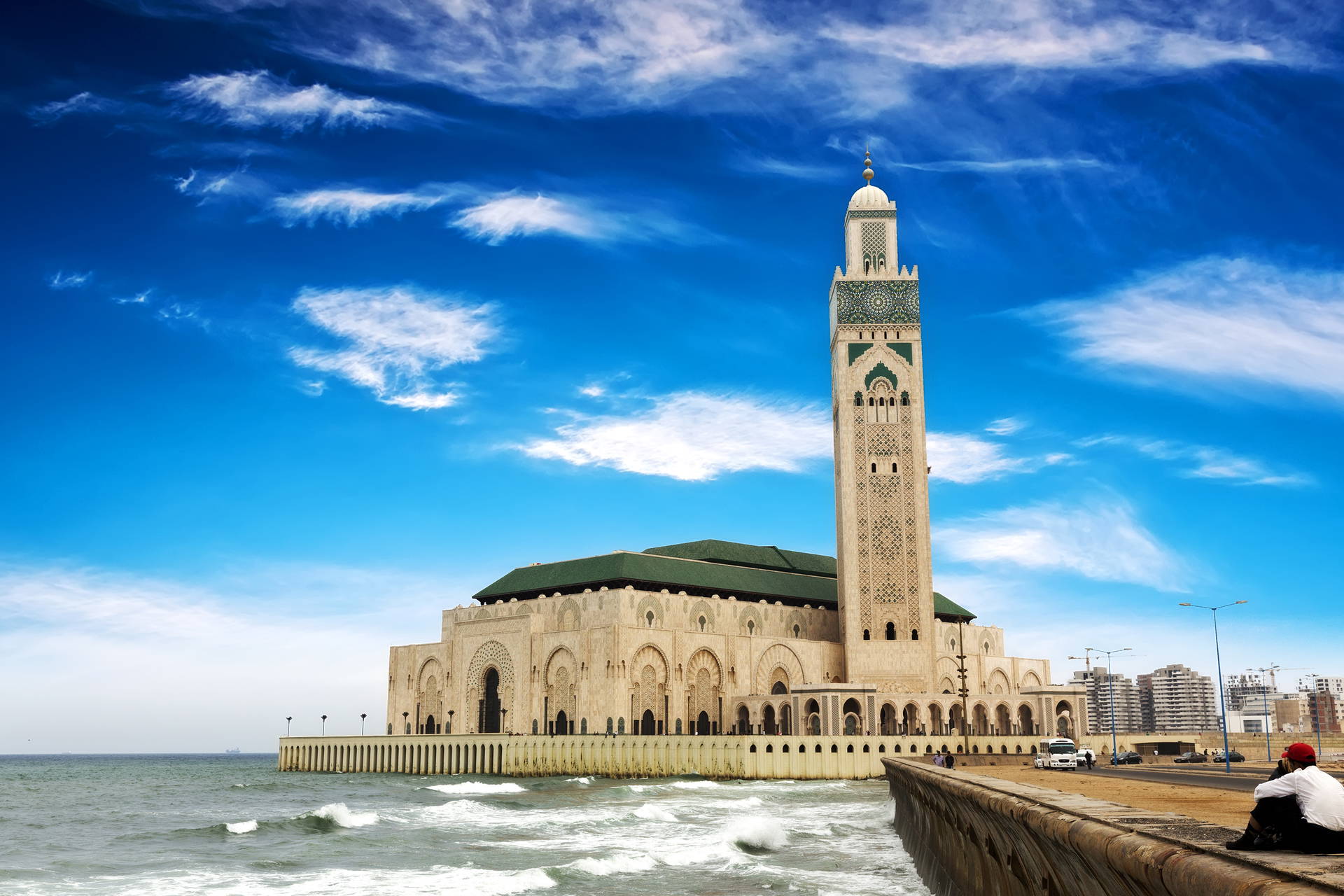 Meczet Hassana II w Casablance z wysokim minaretem.