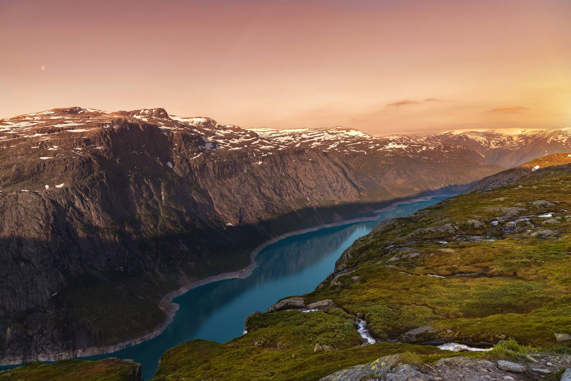 Góry i fiord o zachodzie słońca.