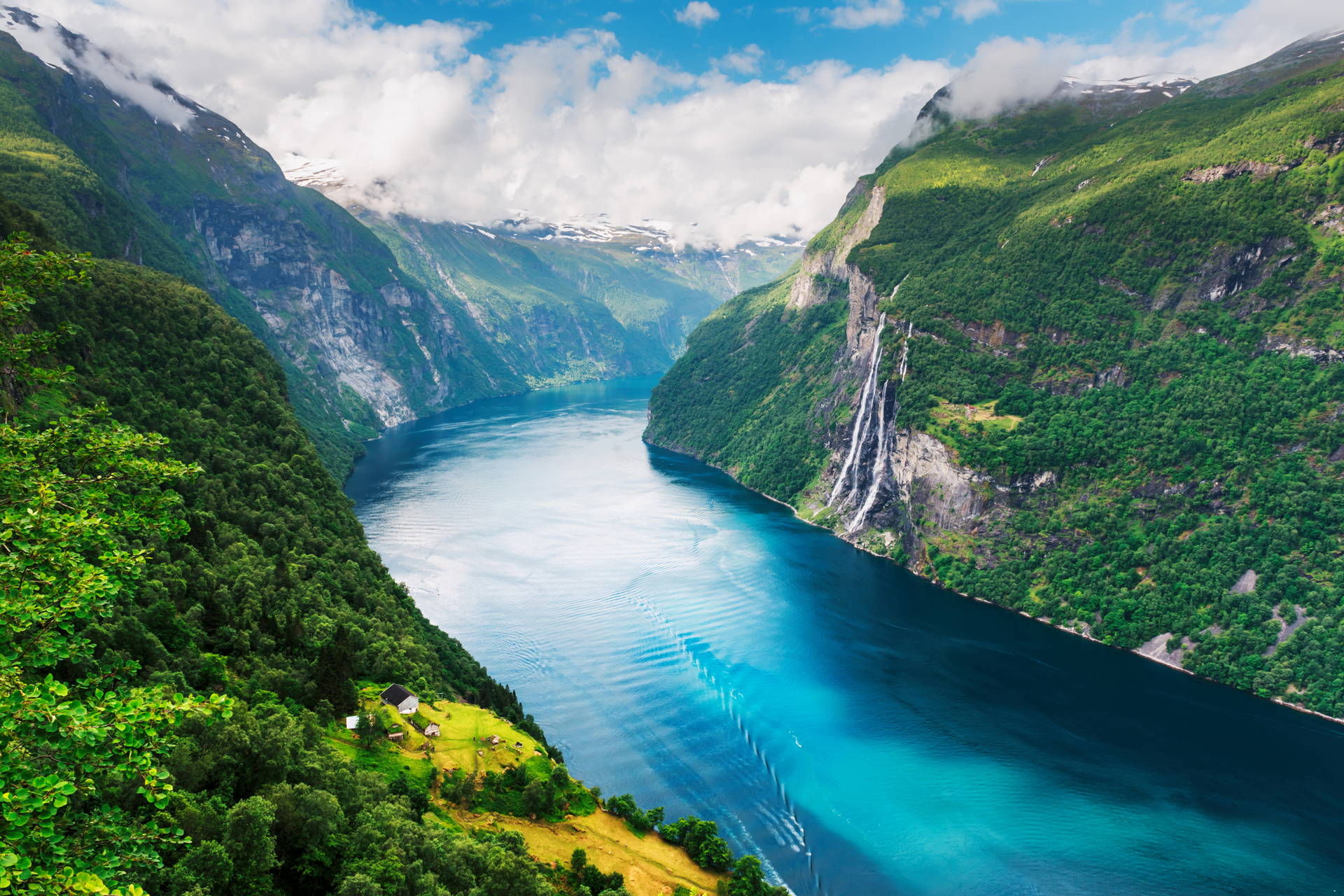 Geirangerfjord w Norwegii z wodospadami i górami w tle.