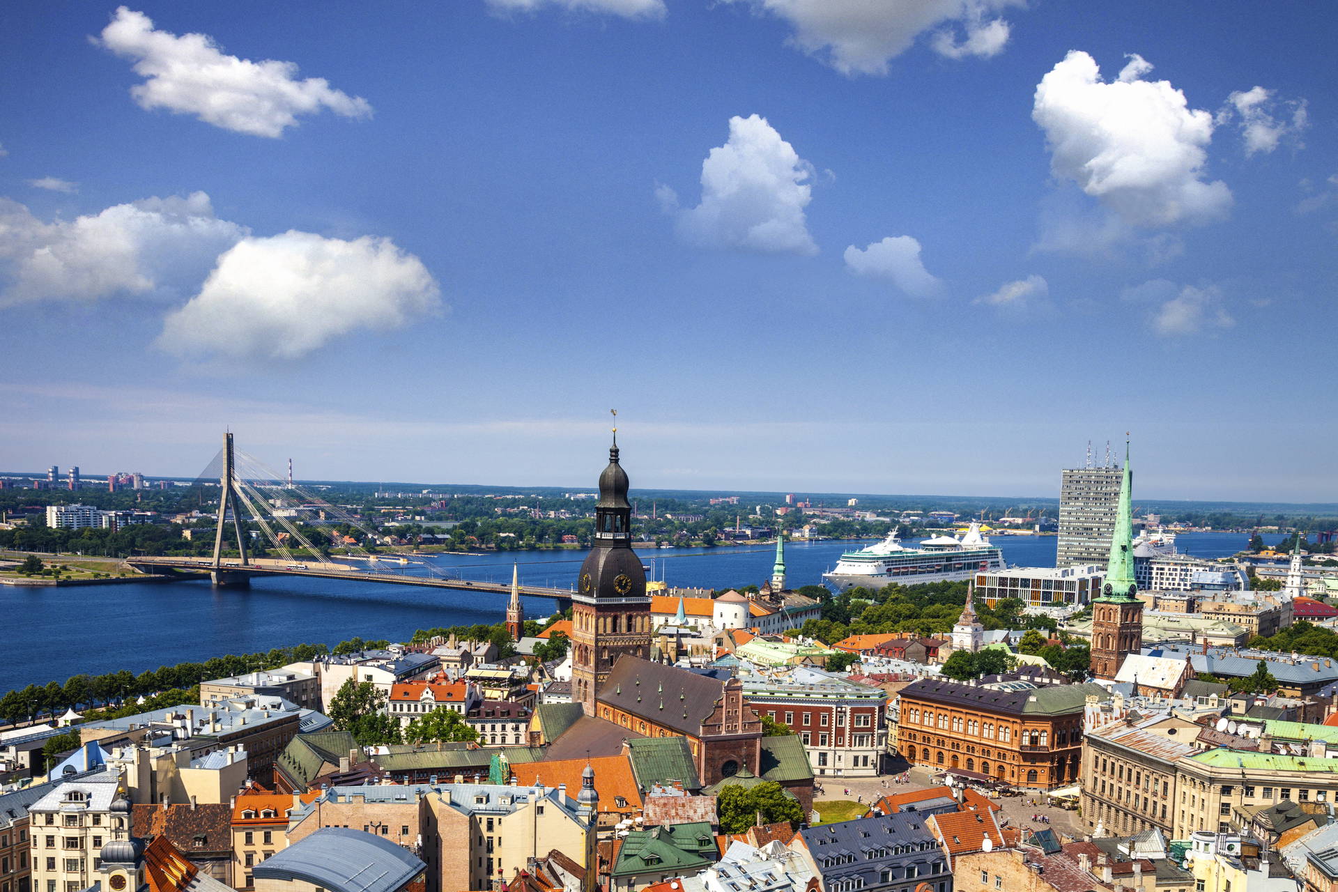 Panorama Rygi z rzeką Dźwiną i mostem Vansu w tle.