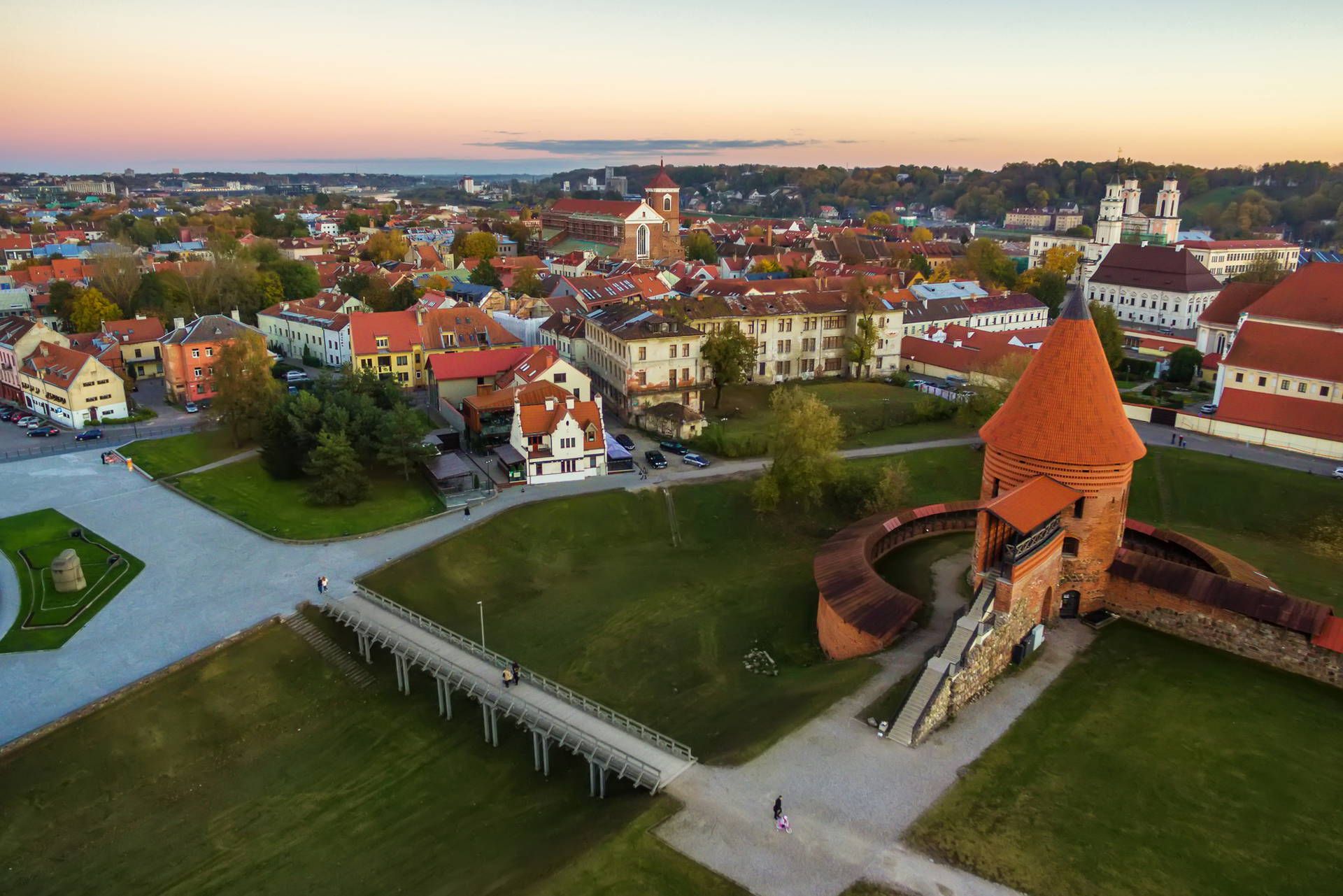 Panorama Kowna z lotu ptaka z widocznym zamkiem.