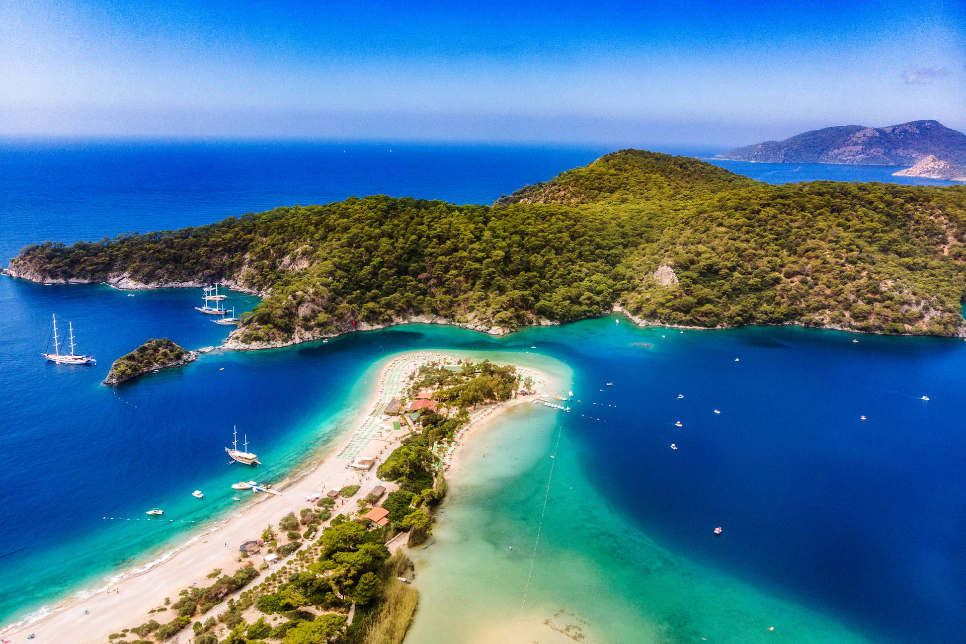 Widok z lotu ptaka na turkusowe wody i piaszczystą plażę w Oludeniz w Turcji.