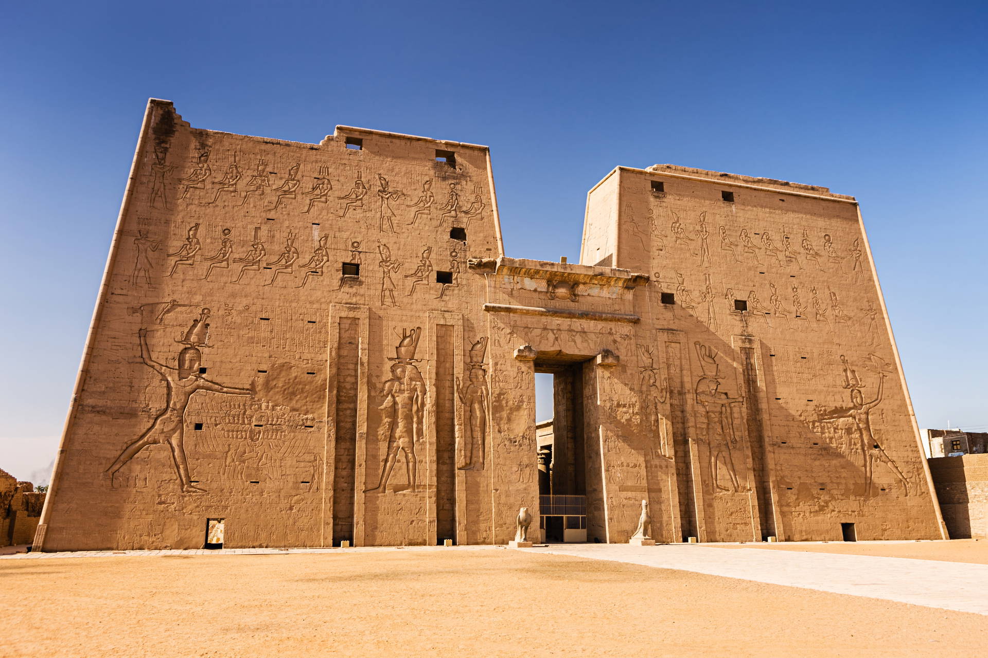 Fasada świątyni Horusa w Edfu ozdobiona płaskorzeźbami.