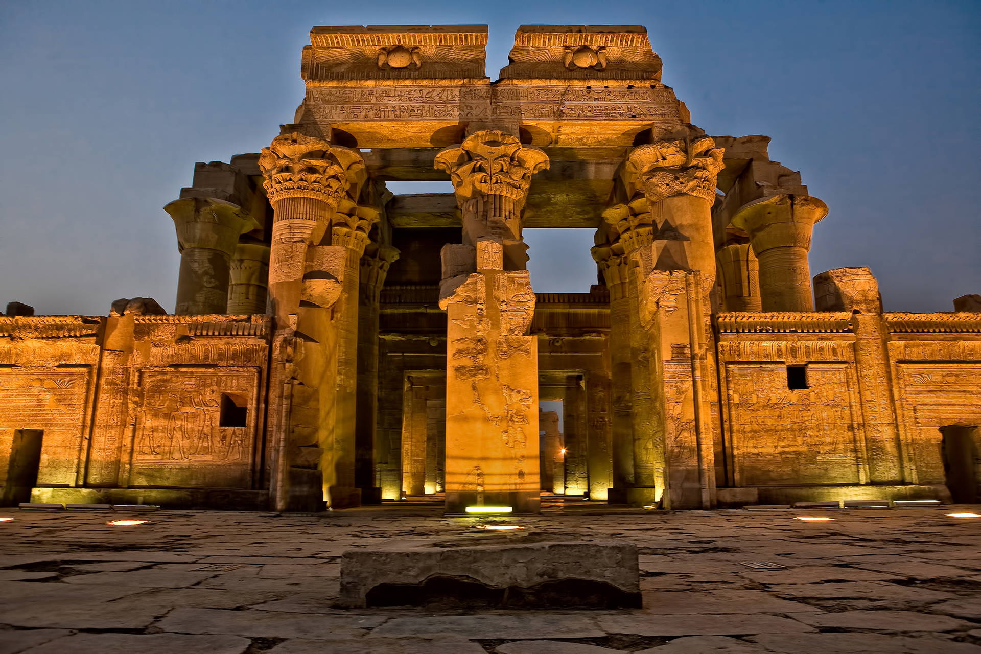 Kom Ombo, starożytna egipska świątynia z kolumnami i płaskorzeźbami na ścianach.