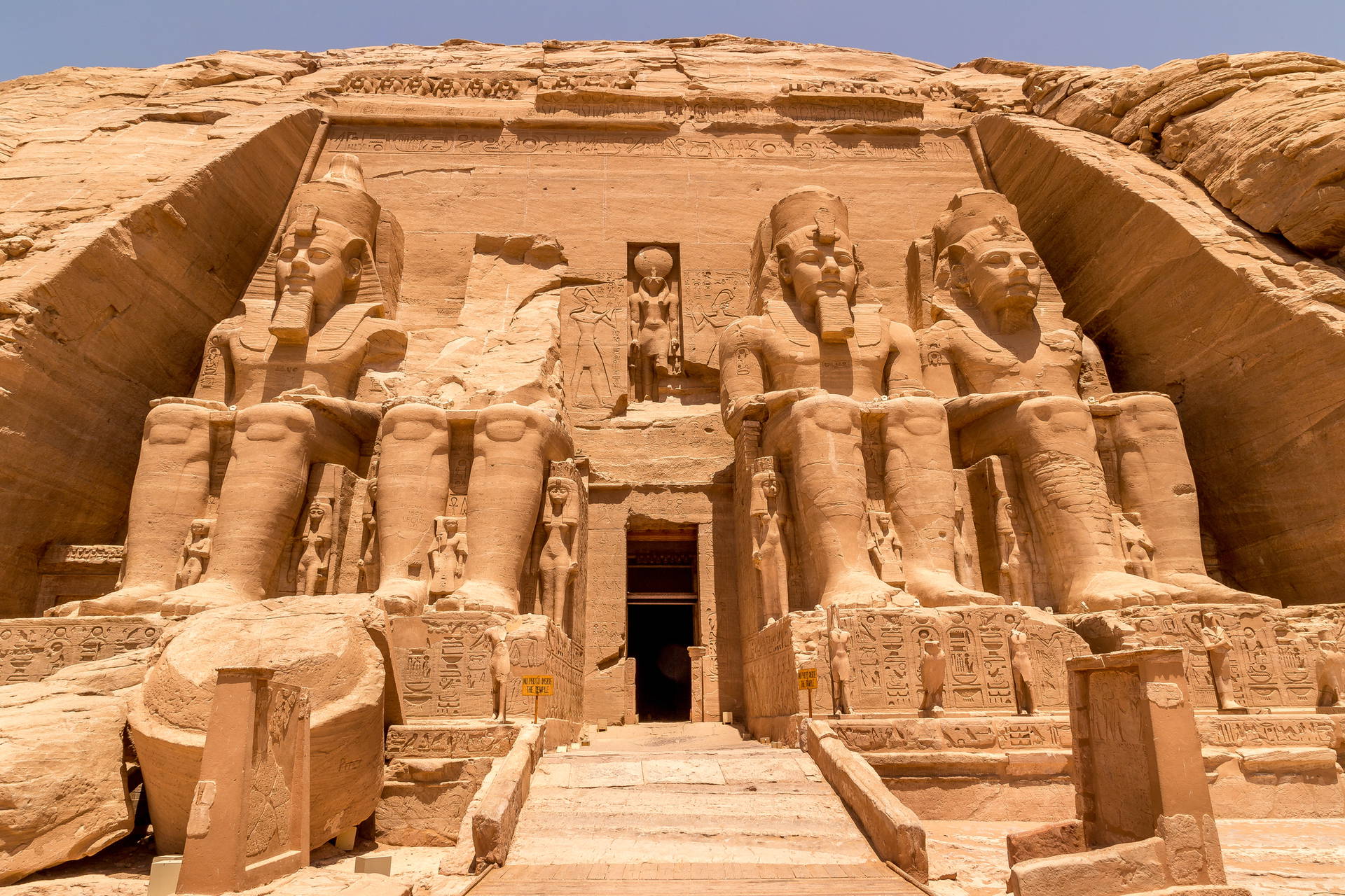 Fasada Wielkiej Świątyni w Abu Simbel z posągami Ramzesa II.