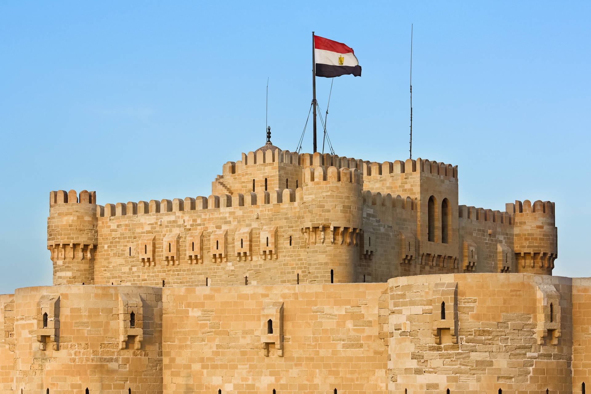 Cytadela Qaitbay w Aleksandrii z egipską flagą.