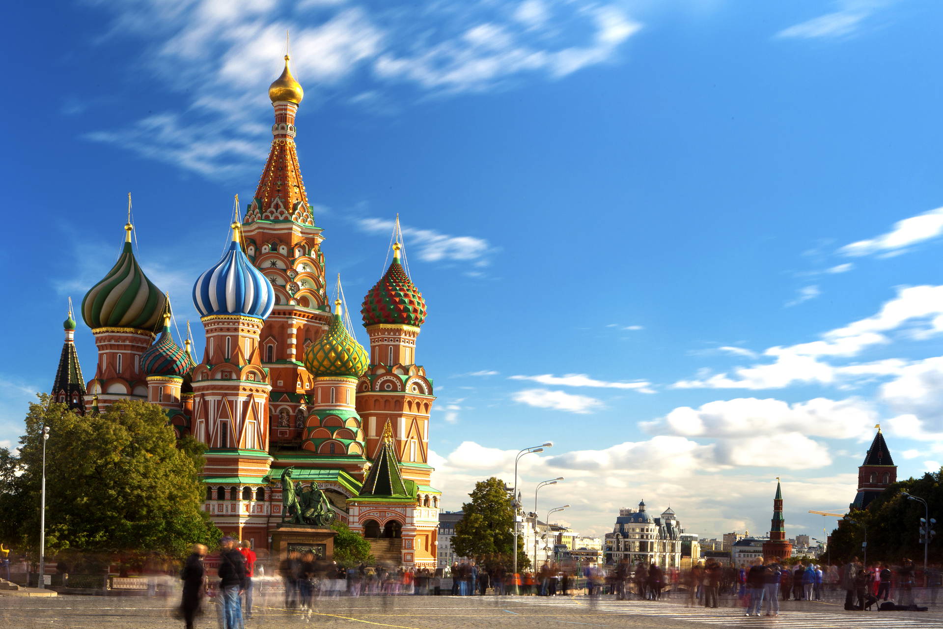 Cerkiew Wasyla Błogosławionego w Moskwie na tle błękitnego nieba.