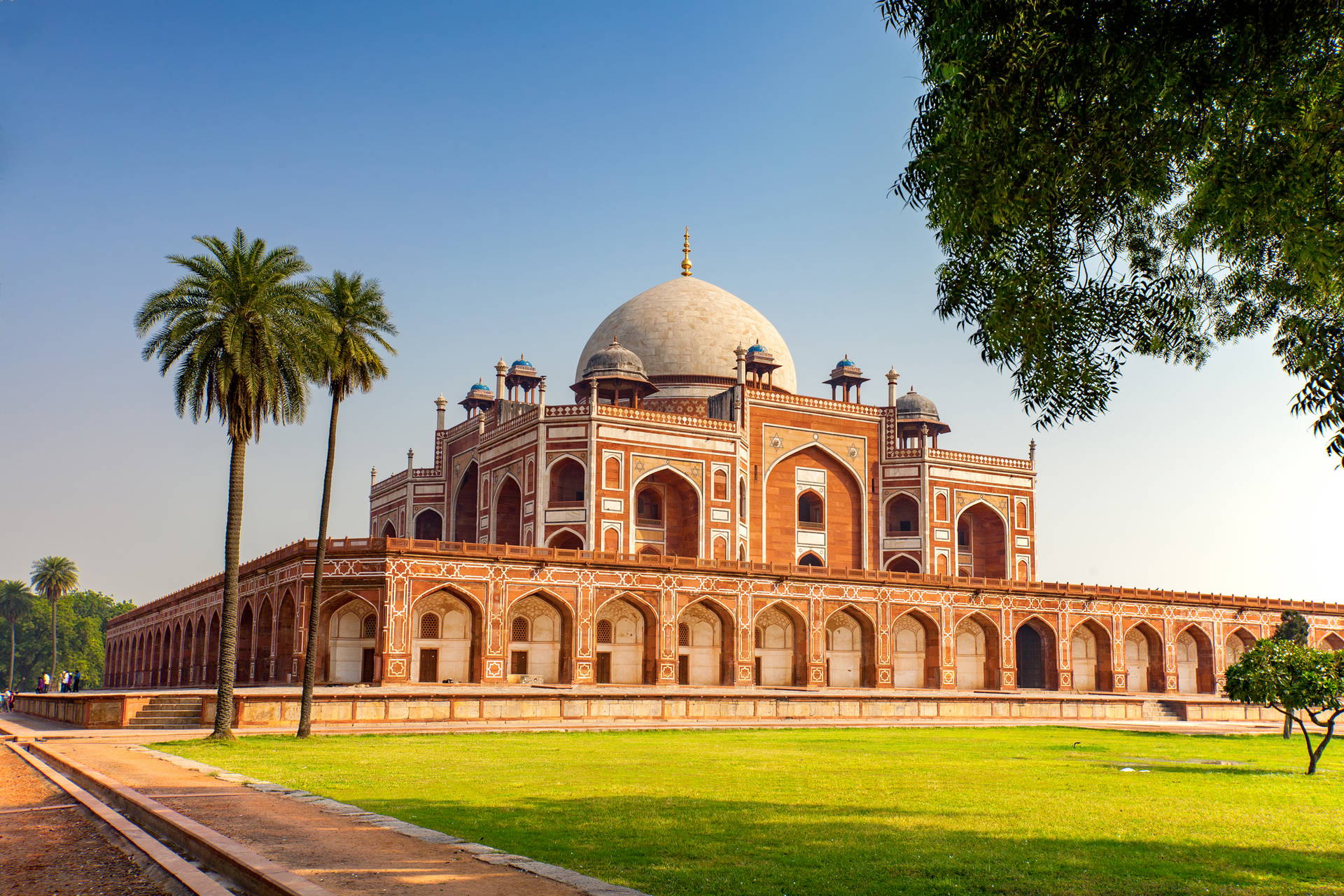 Mauzoleum Humajuna w Delhi, Indie. Budynek z kopułą i arkadami.
