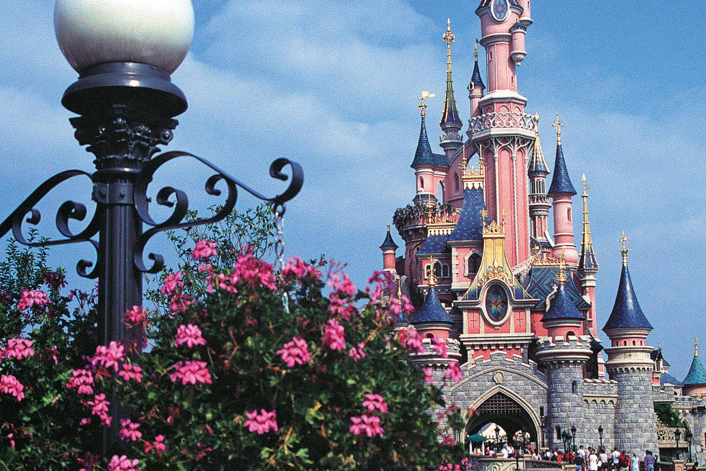 Różowy zamek Śpiącej Królewny w Disneylandzie.