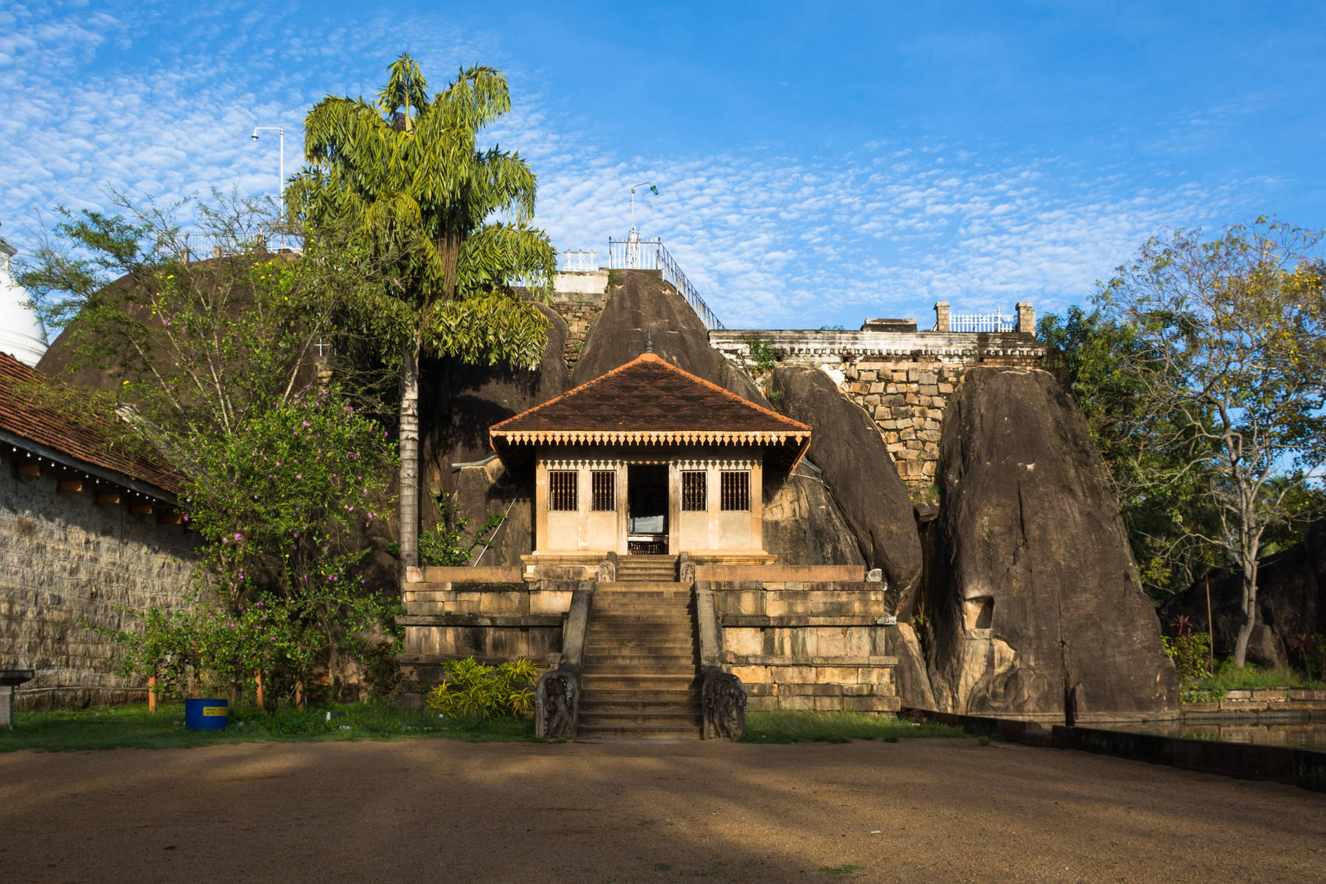 Świątynia z czerwonym dachem na skale w Mihintale, Sri Lanka.