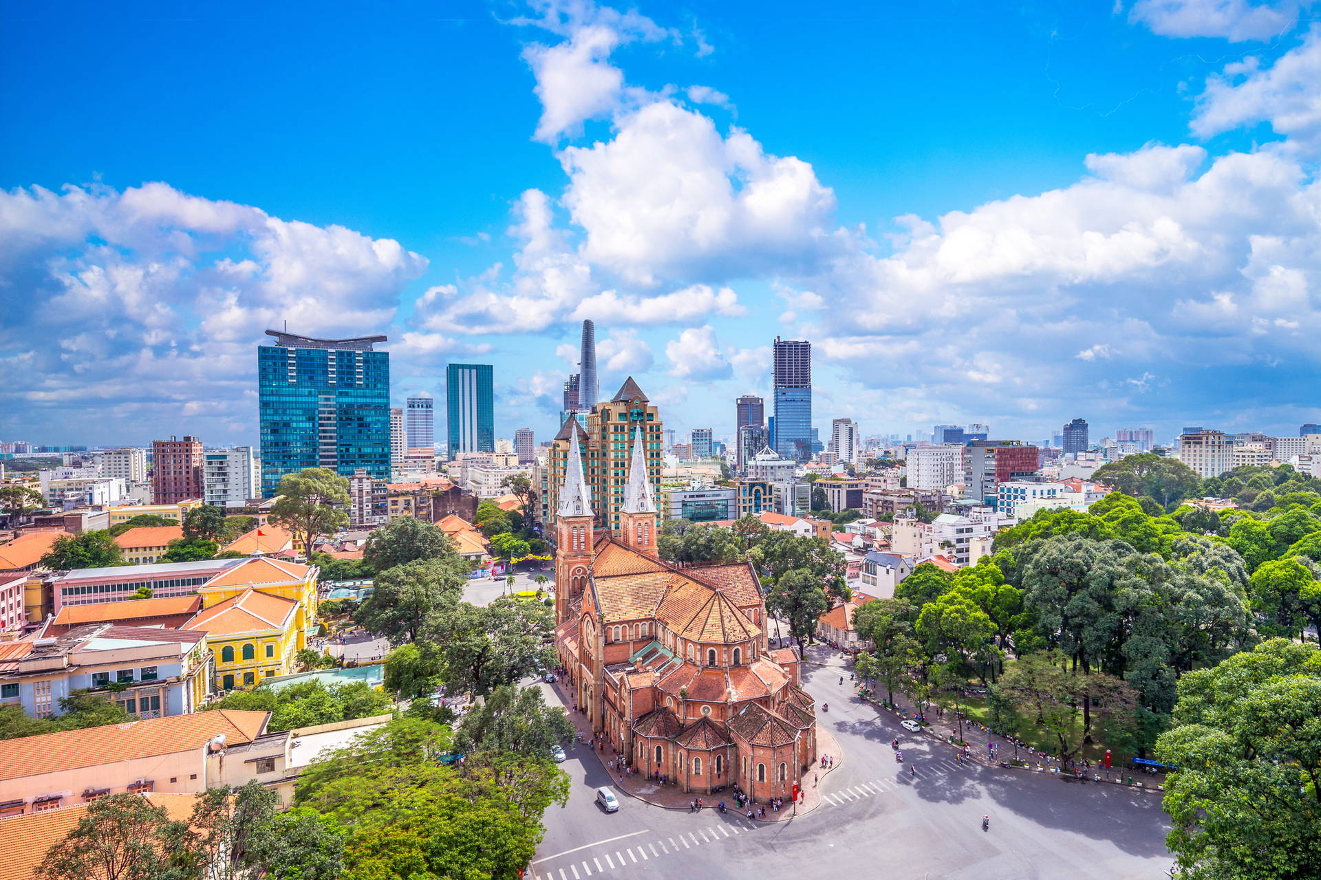 Panorama Ho Chi Minh z katedrą Notre-Dame i wieżowcami.
