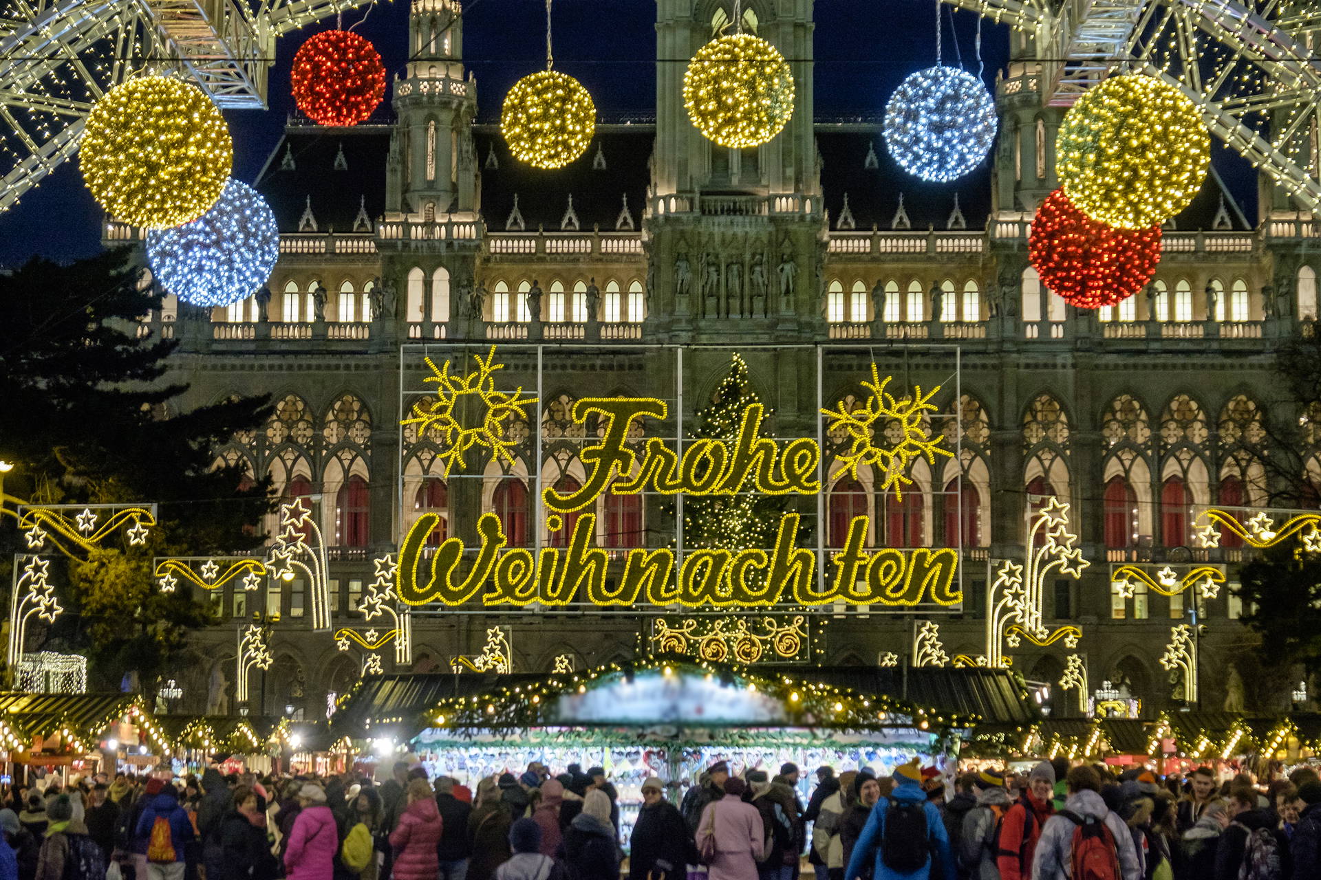 Wiedeń, Rathaus. Jarmark bożonarodzeniowy z dekoracjami świetlnymi i tłumami ludzi.
