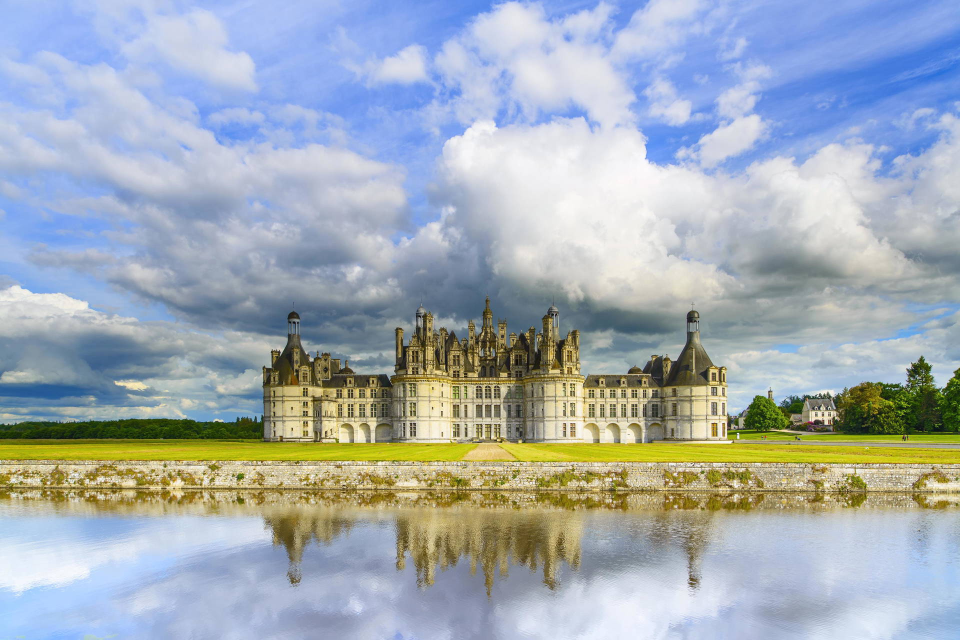 Château de Chambord odbijający się w wodzie.