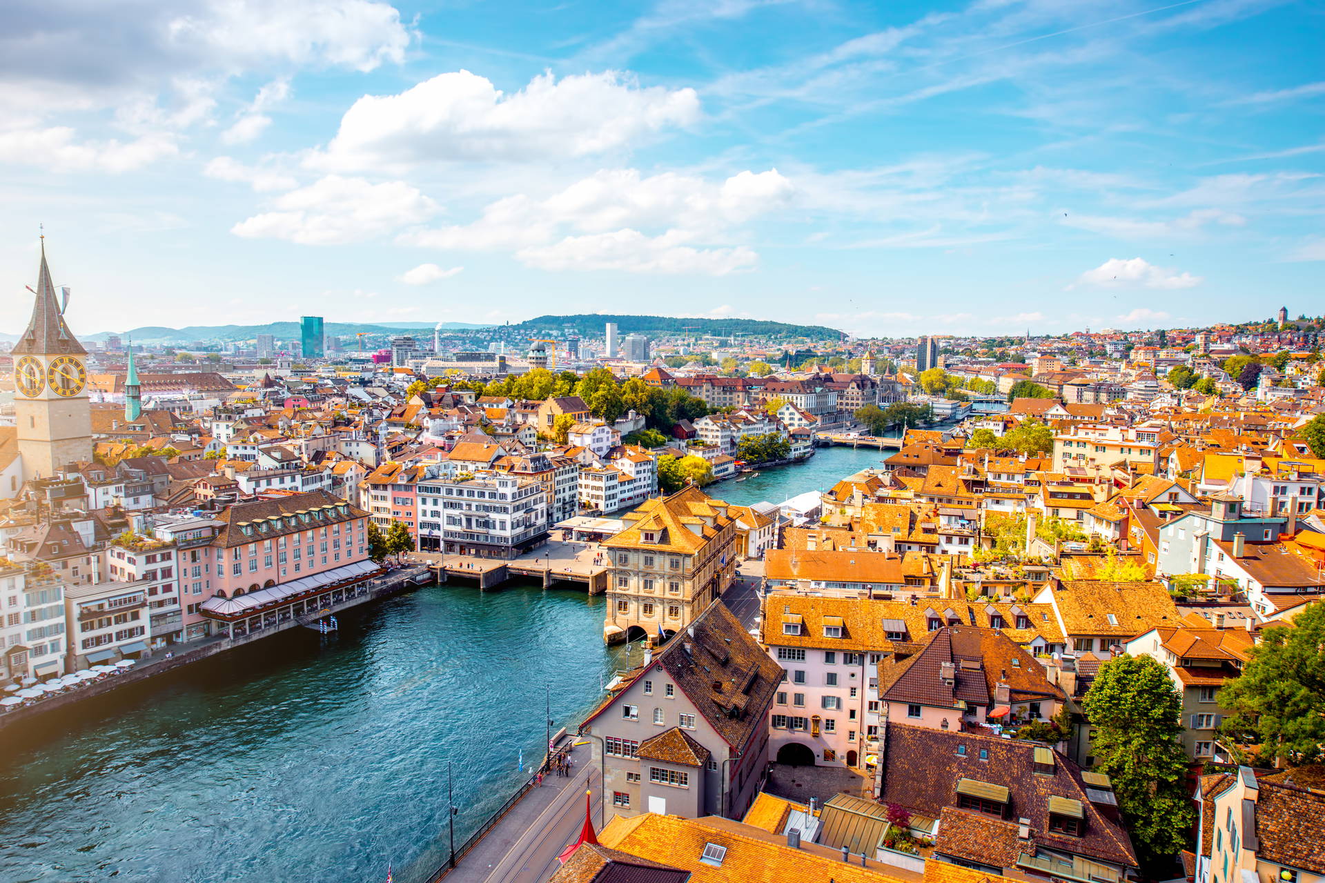Panorama Zurychu z rzeką Limmat i czerwonymi dachami budynków.