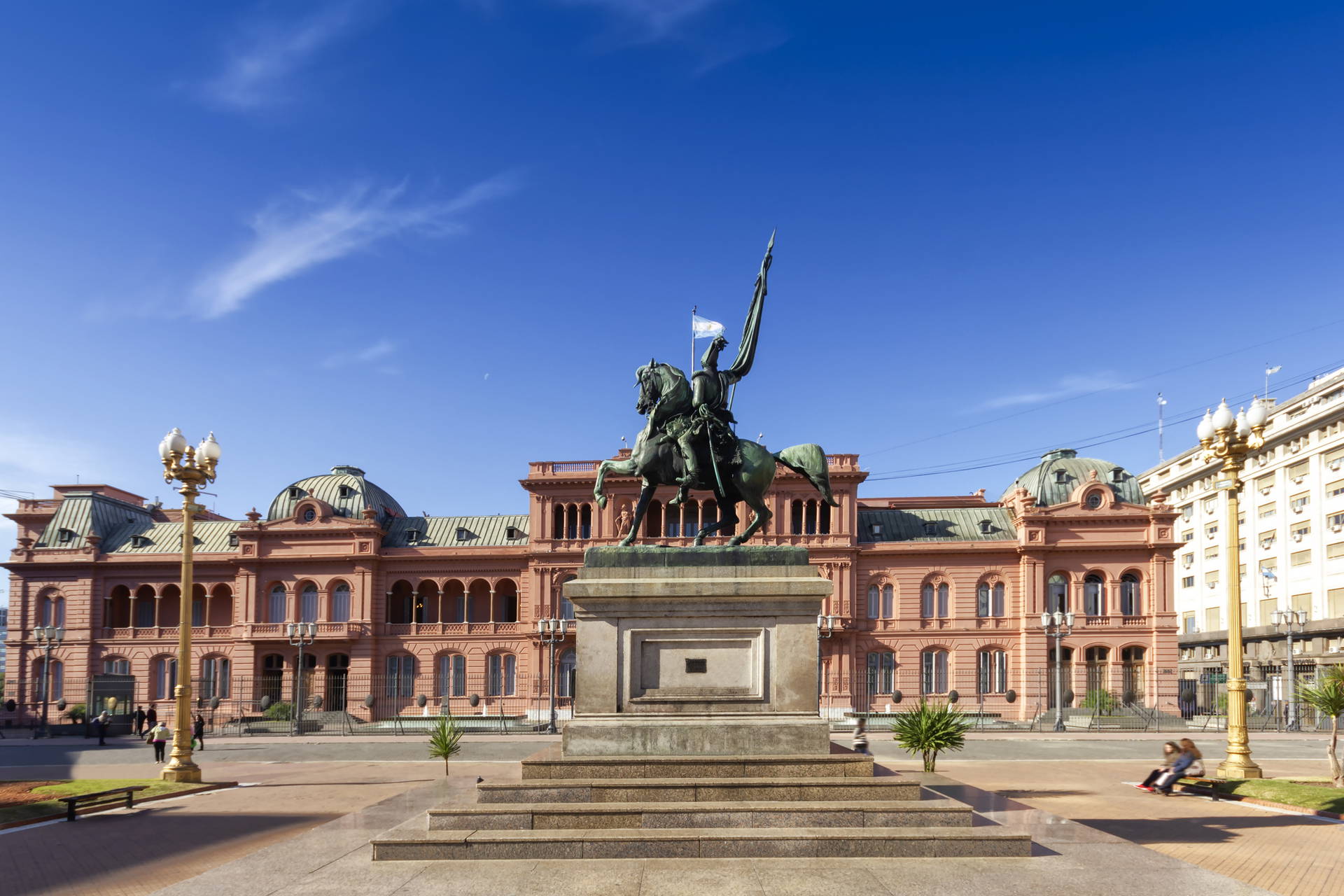 Pomnik konny na tle Casa Rosada w Buenos Aires, Argentyna.
