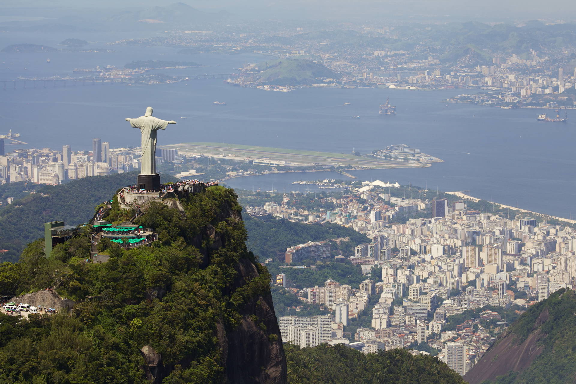 Panorama Rio de Janeiro z pomnikiem Chrystusa Odkupiciela na górze Corcovado.