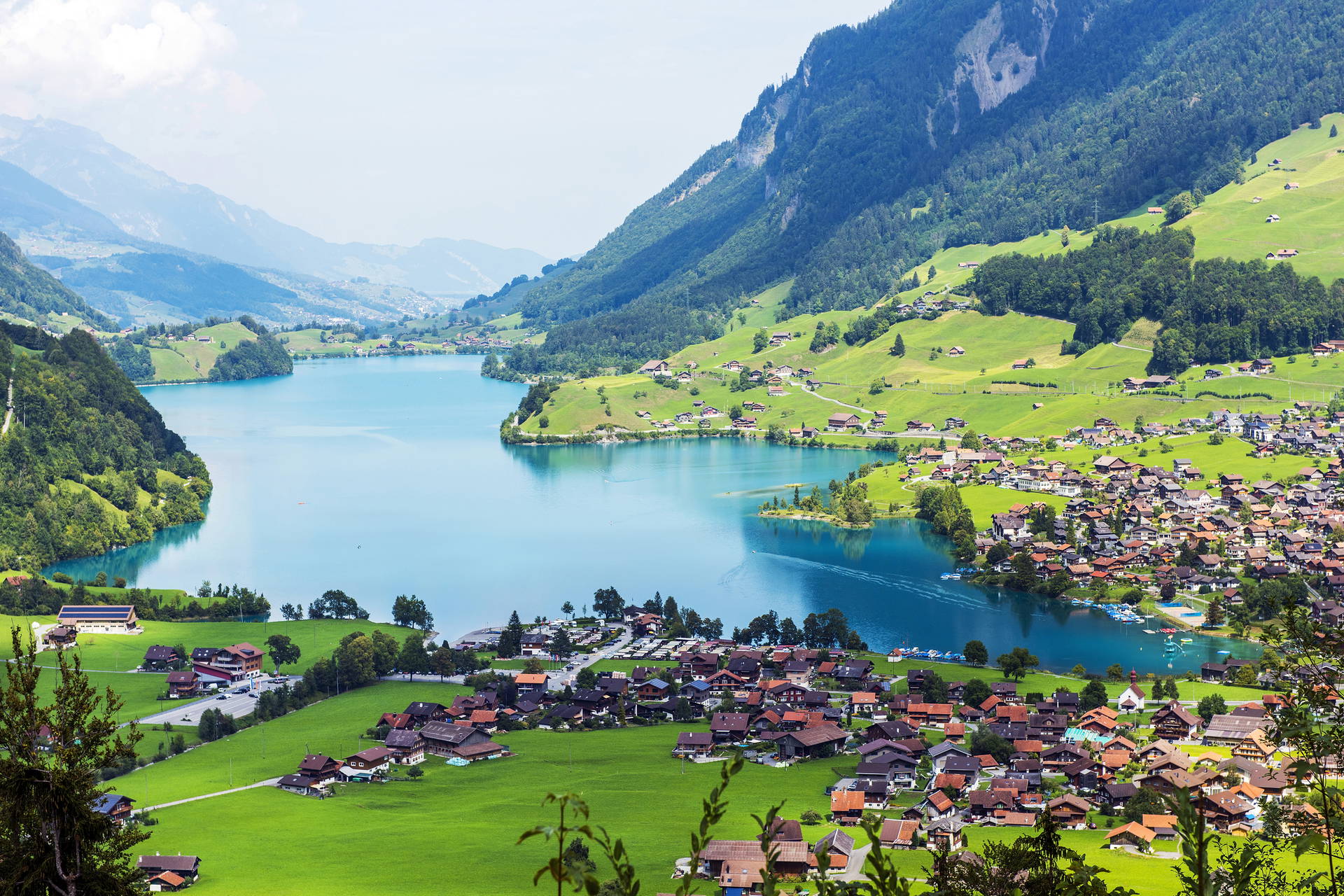 Jezioro Lungernsee w Szwajcarii otoczone zielonymi wzgórzami.