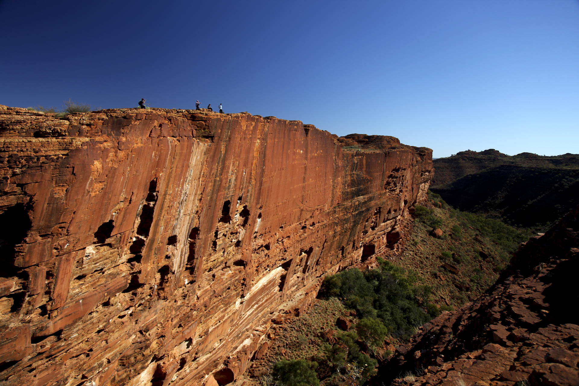 Kings Canyon w Australii. Na szczycie formacji skalnej widać turystów.