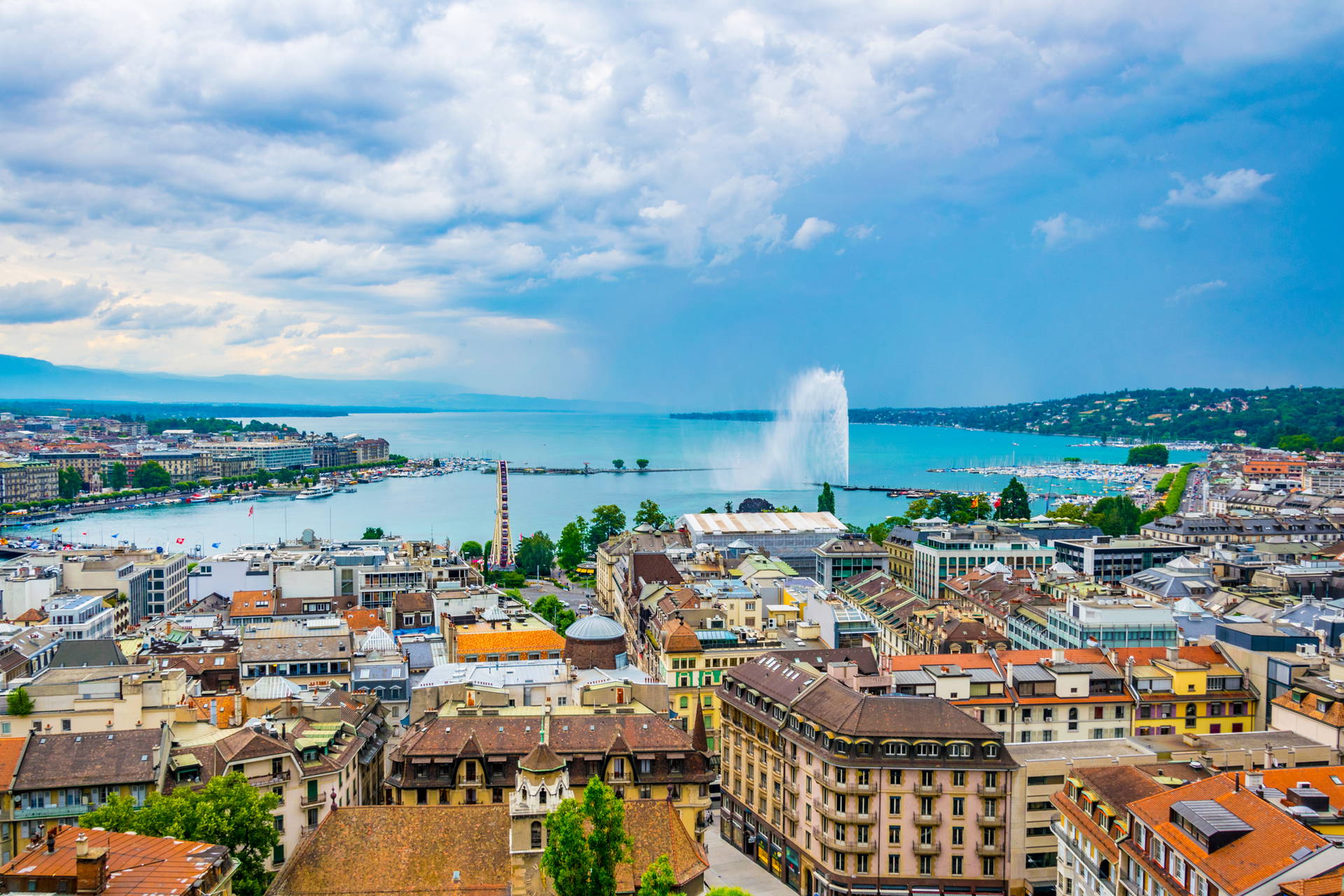 Panorama Genewy z fontanną Jet d’Eau na jeziorze Genewskim.