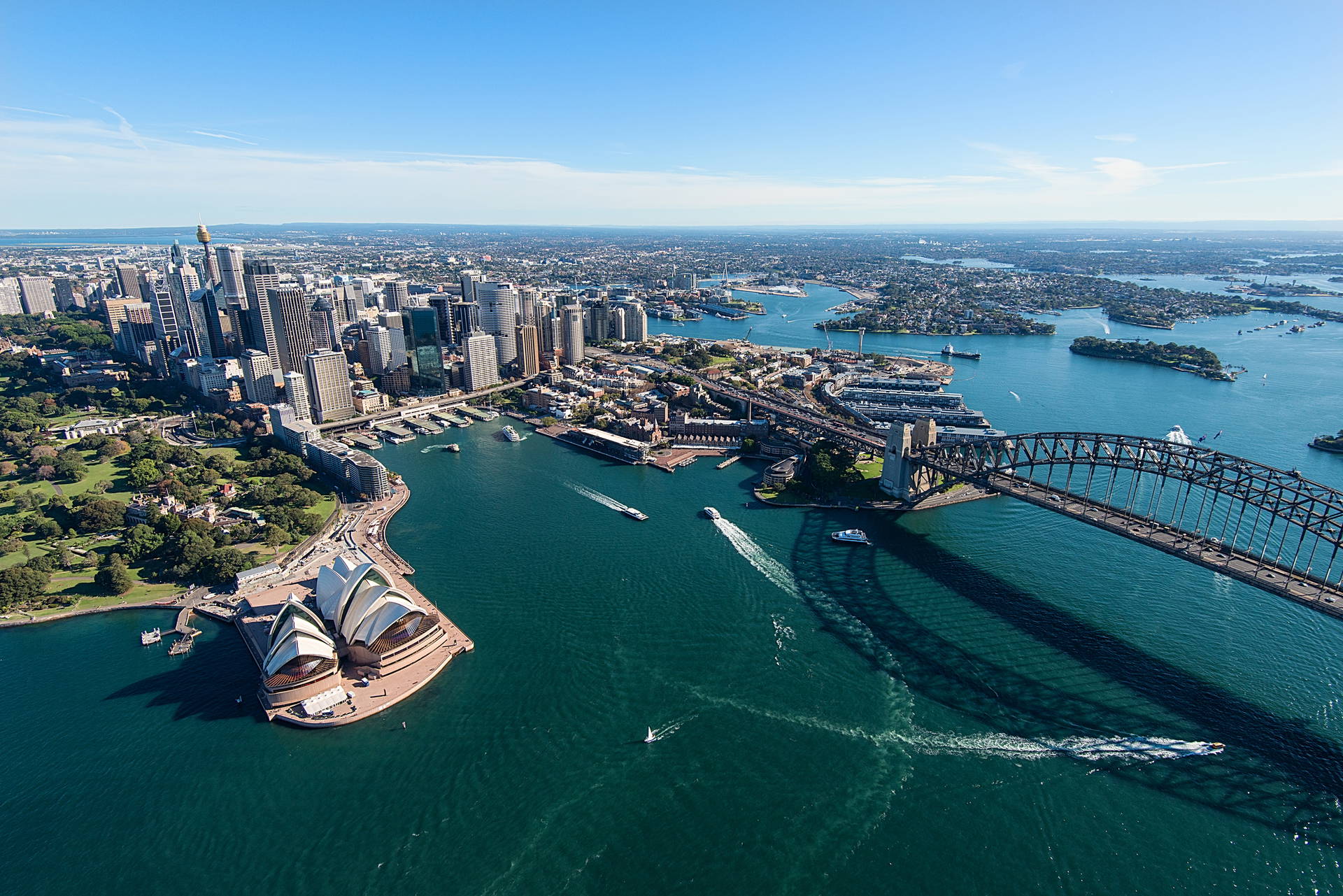 Panorama Sydney z budynkiem Opery i mostem Harbour Bridge.