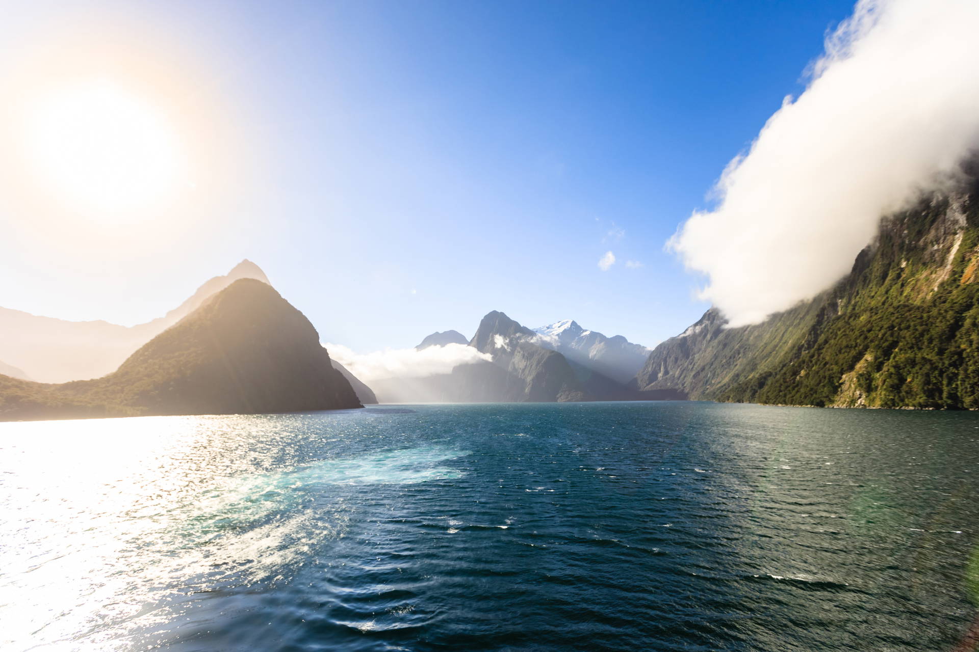 Milford Sound, Nowa Zelandia. Widok na fiord i góry.